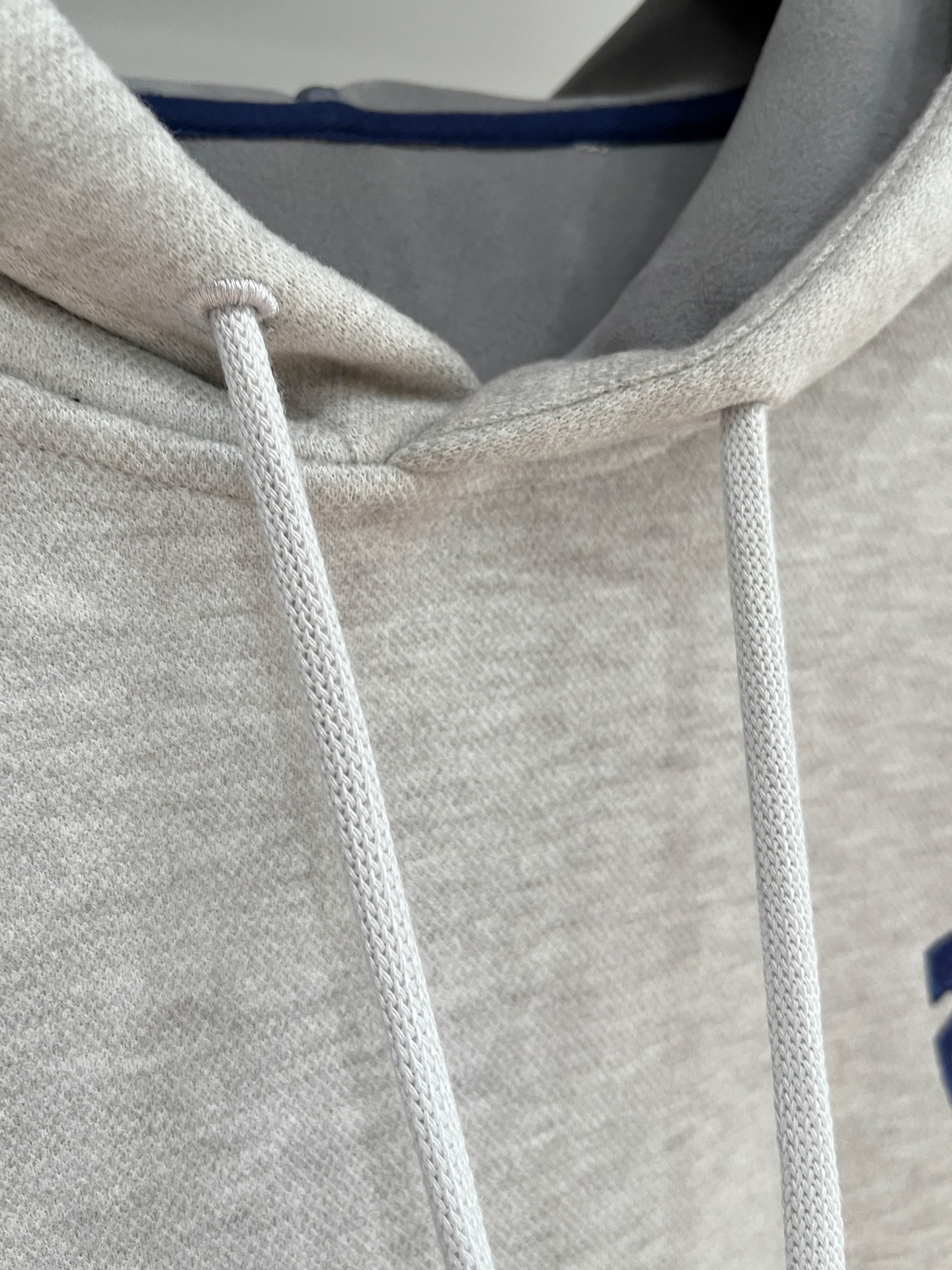 巴宝莉、2025新品卫衣，帅气时尚，简约百搭款。胸前精致刺绣字母logo，面料棉 不仅挺括，保持潮流的廓