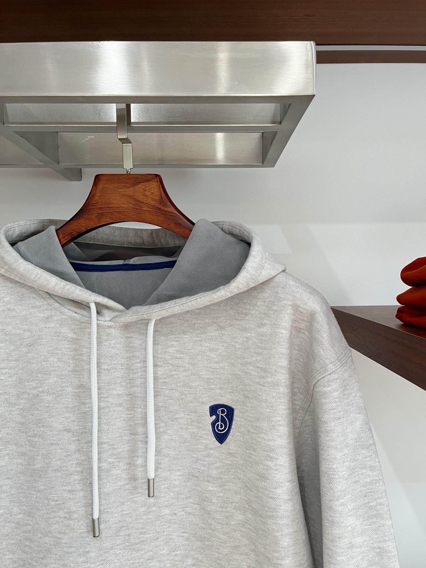 巴宝莉、2025新品卫衣，帅气时尚，简约百搭款。胸前精致刺绣字母logo，面料棉 不仅挺括，保持潮流的廓