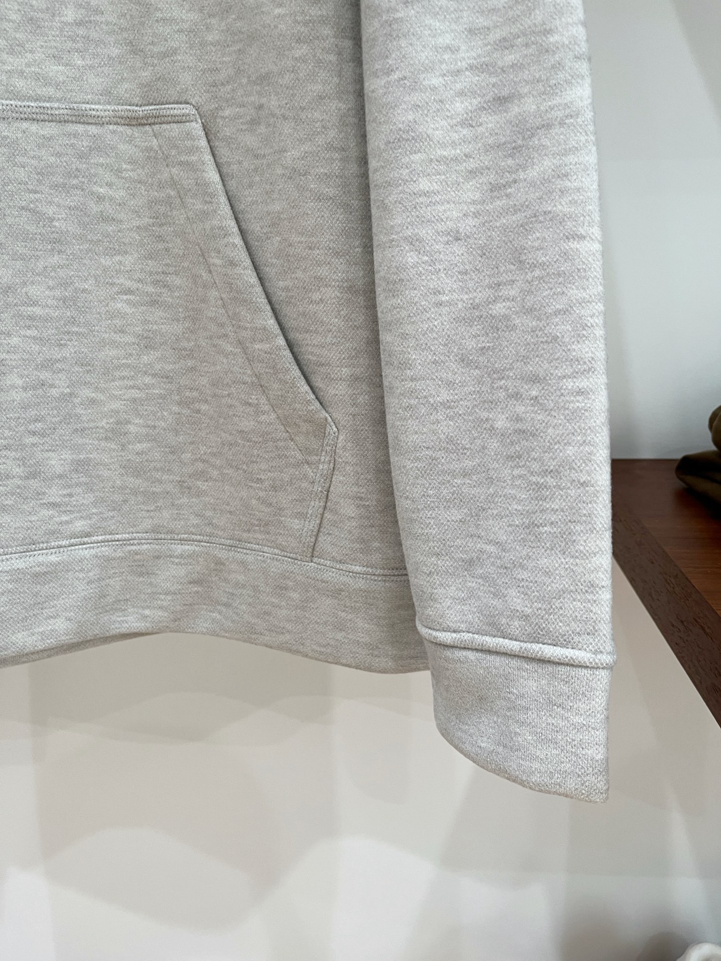 巴宝莉、2025新品卫衣，帅气时尚，简约百搭款。胸前精致刺绣字母logo，面料棉 不仅挺括，保持潮流的廓