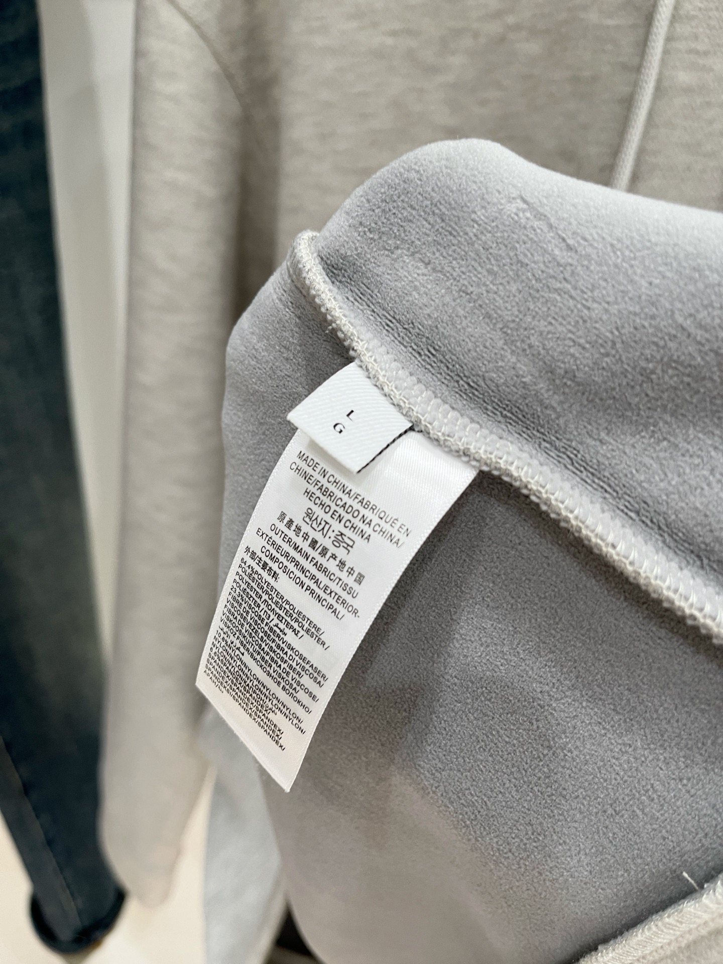 巴宝莉、2025新品卫衣，帅气时尚，简约百搭款。胸前精致刺绣字母logo，面料棉 不仅挺括，保持潮流的廓