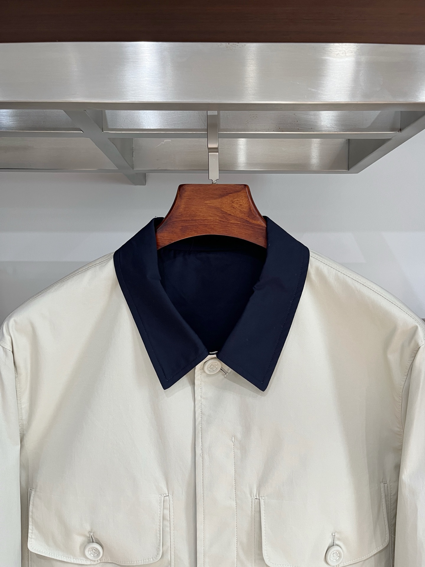 普拉达、2025新品夹克外套，时尚帅气，简约百搭款，定制原版面料，不仅挺括，保持潮流的廓形，又穿着舒适，