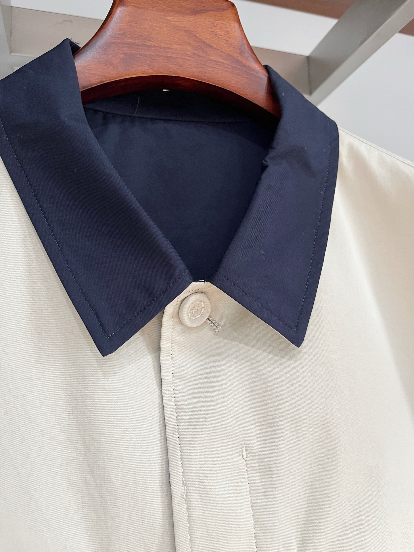 普拉达、2025新品夹克外套，时尚帅气，简约百搭款，定制原版面料，不仅挺括，保持潮流的廓形，又穿着舒适，