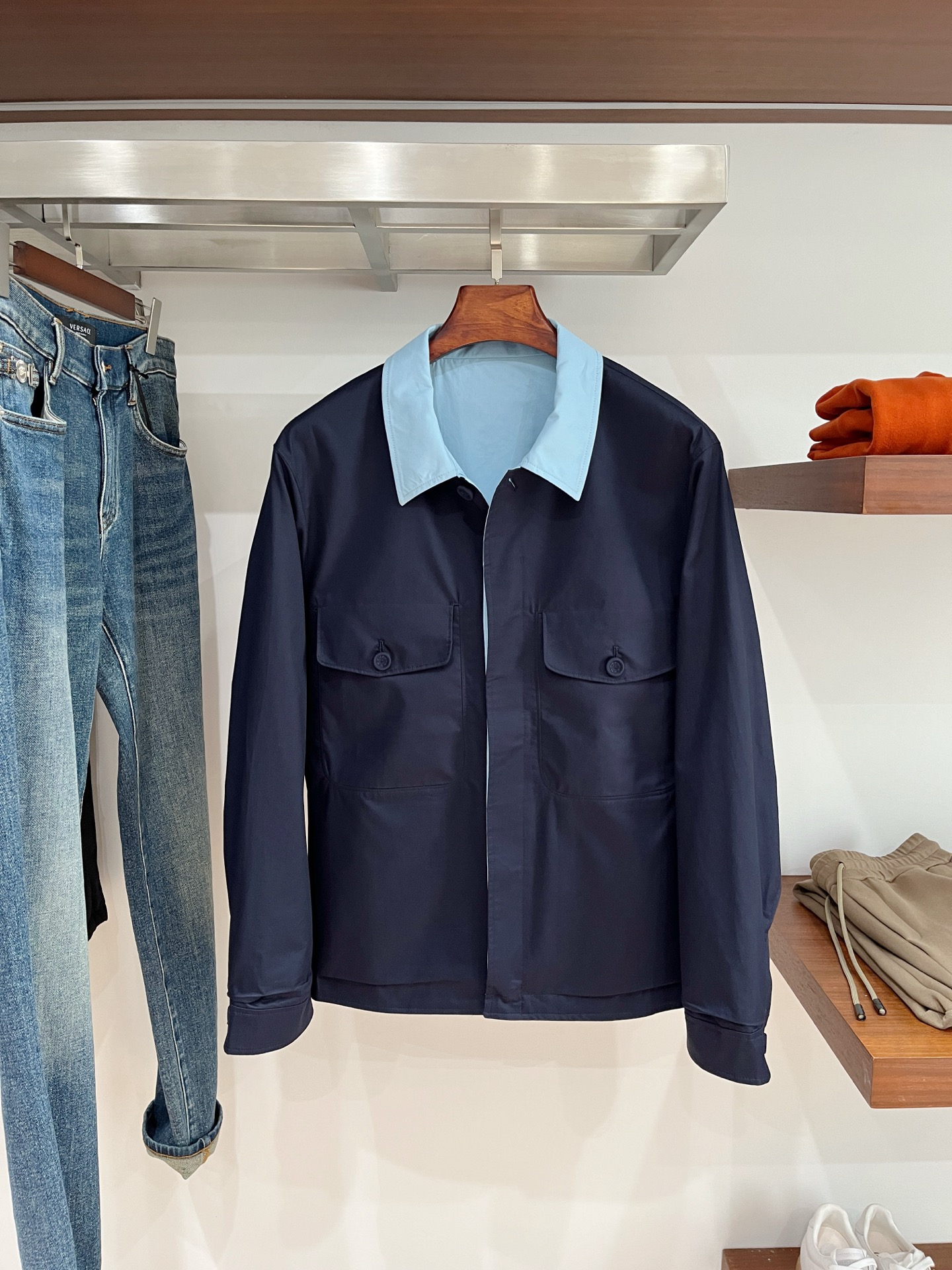 普拉达、2025新品夹克外套，时尚帅气，简约百搭款，定制原版面料，不仅挺括，保持潮流的廓形，又穿着舒适，