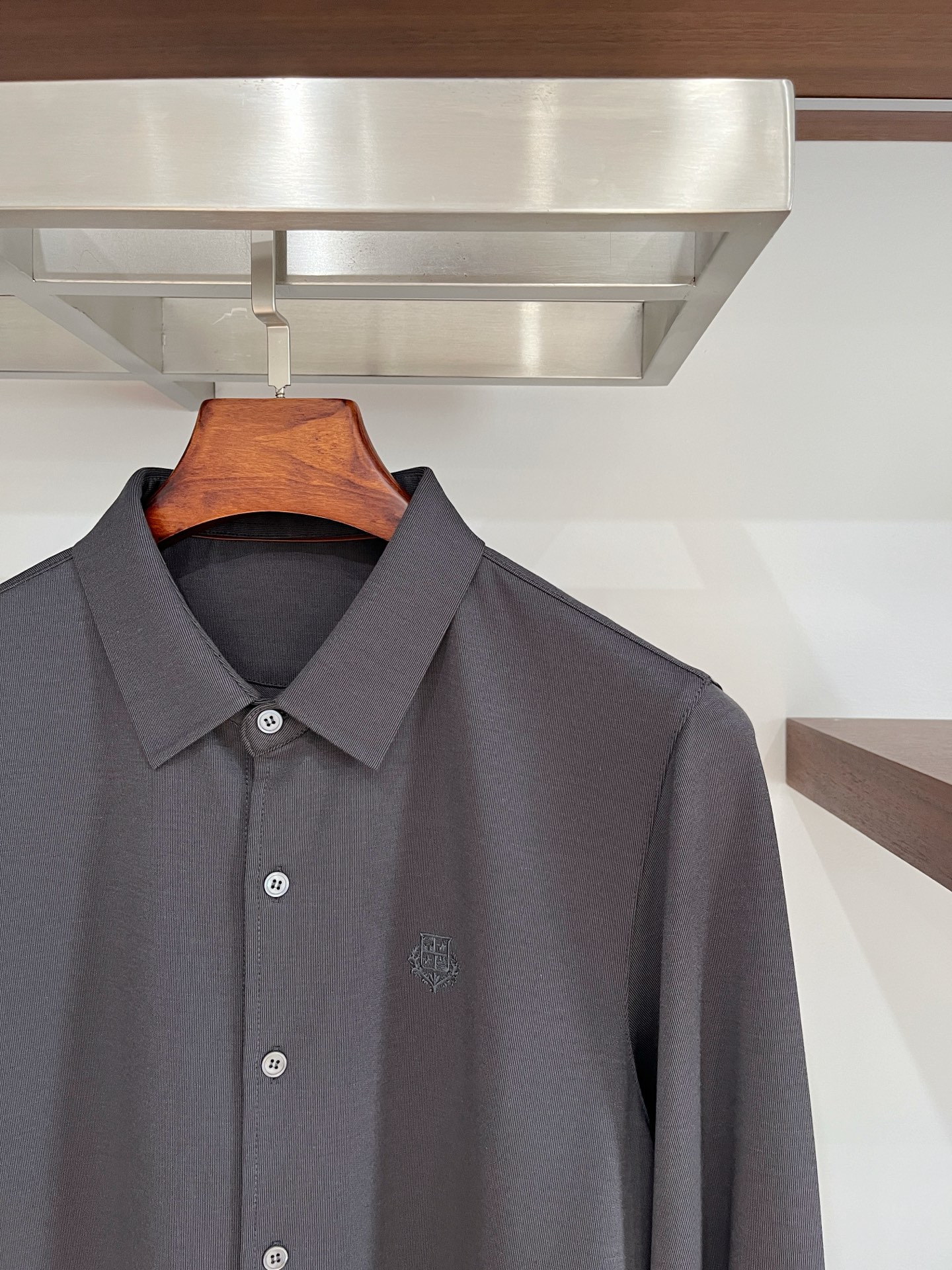 lP🆕、2025新品长袖衬衫，帅气时尚，胸前精致刺绣图案logo，简约百搭款。面料棉 不仅挺括，保持潮流