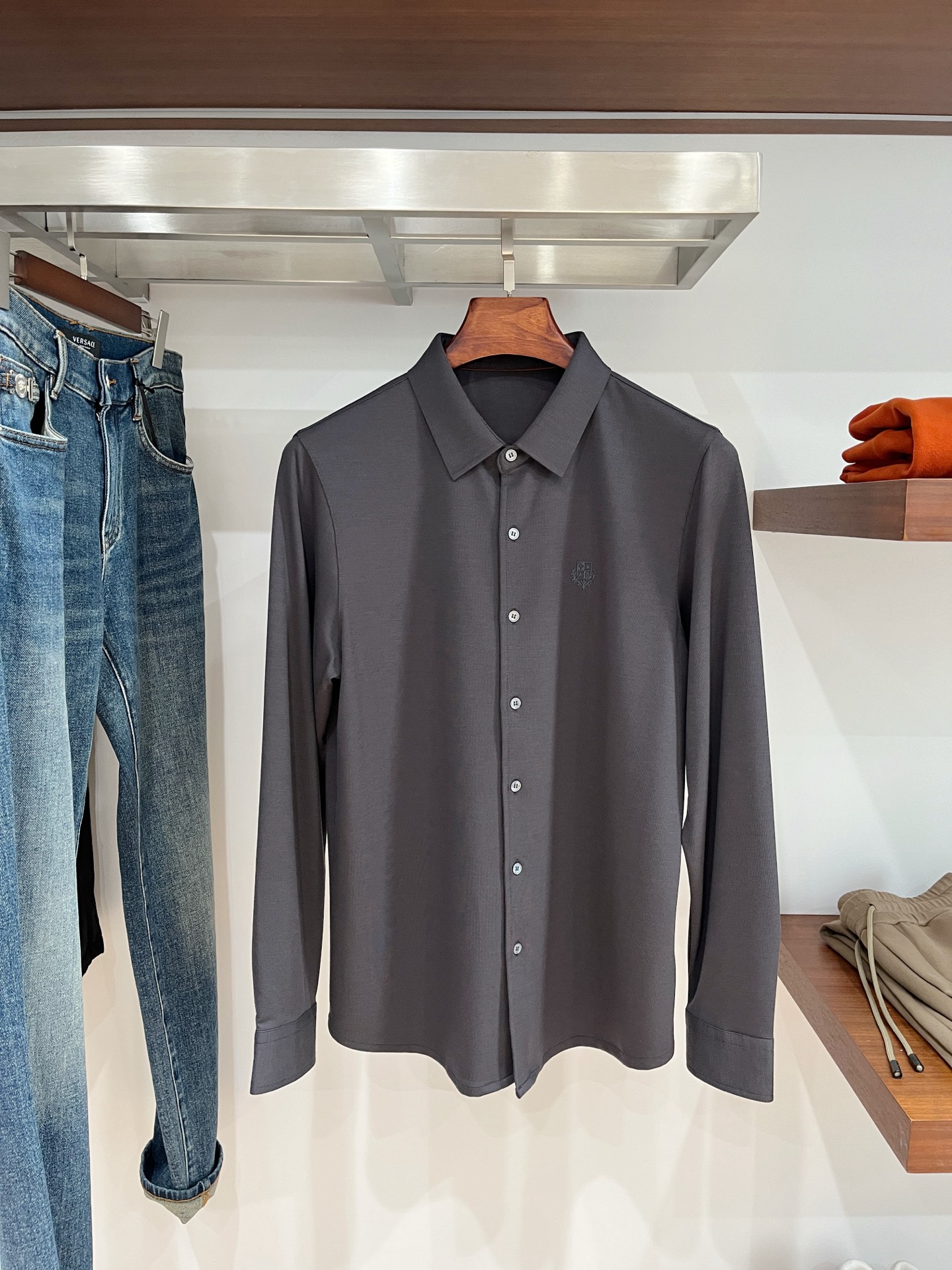 NO:531218,LP, 2025 new long-sleeved shirt, handsome and fashionable, exquisite embroidered pattern logo on the chest, simple and versatile style. The fabric cotton is not only crisp, maintains the trendy silhouette, and is comfortable to wear, and the yarn is more delicate. The number M-3XL, loro piana, shirts, alexander wang19860909LP、2025新品长袖衬衫,帅气时尚,胸前精致刺绣图案logo,简约百搭款.面料棉 不仅挺括,保持潮流的廓形,又穿着舒适,纱织更细腻,码数M-3XL,,loro piana,shirts,alexander wang,Men's clothing