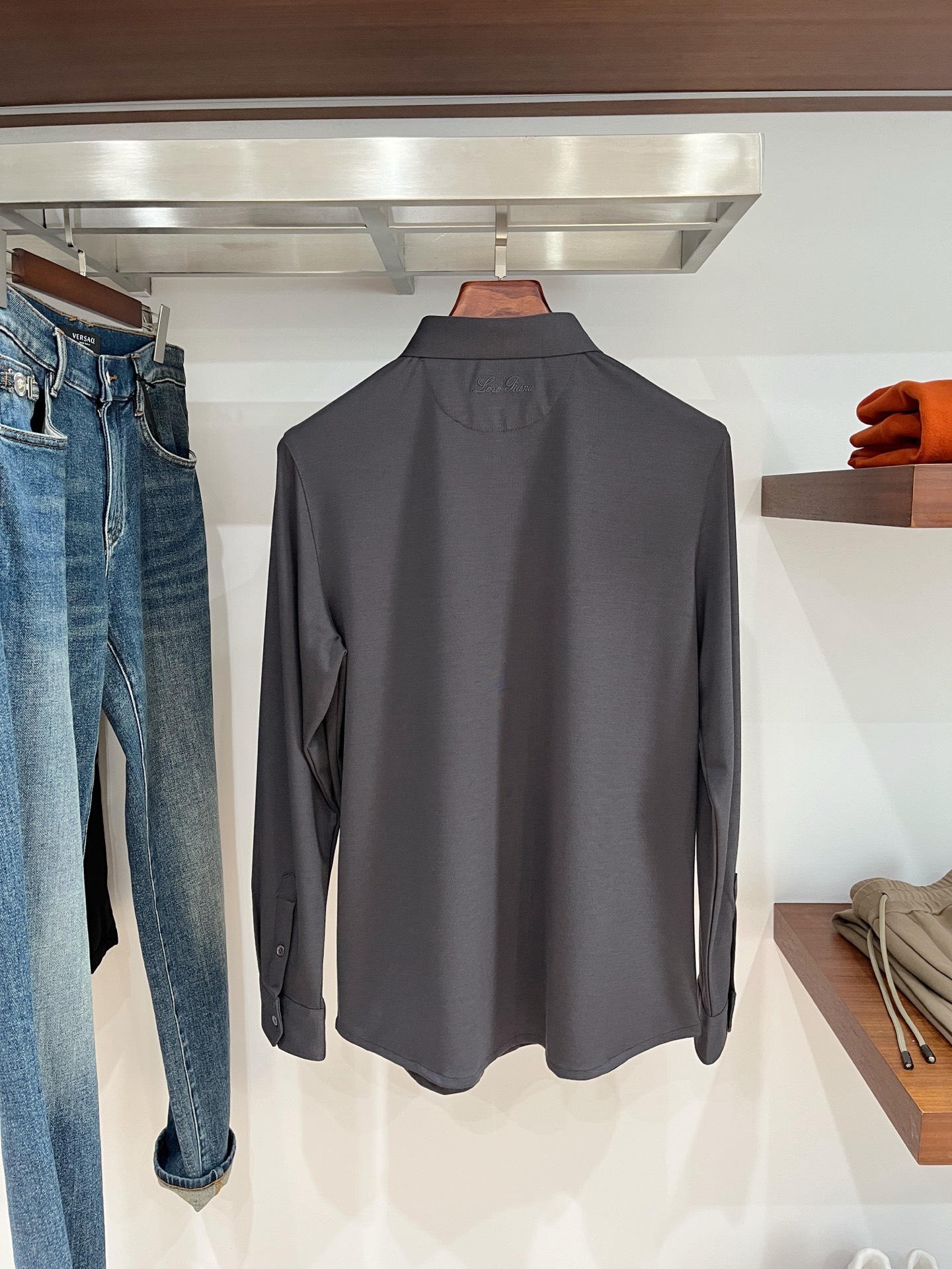 lP🆕、2025新品长袖衬衫，帅气时尚，胸前精致刺绣图案logo，简约百搭款。面料棉 不仅挺括，保持潮流