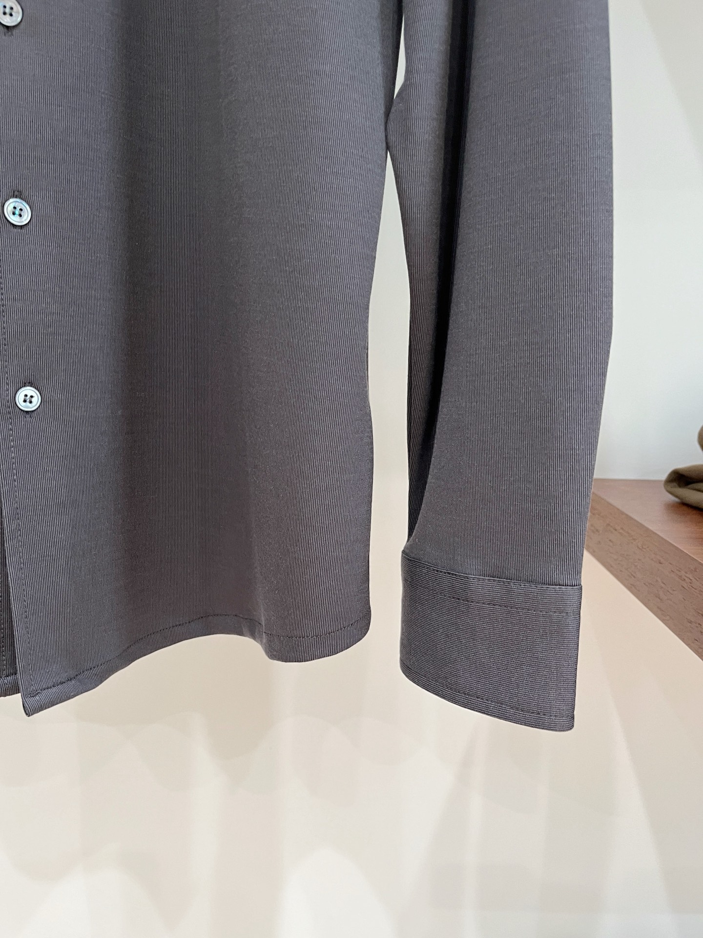 lP🆕、2025新品长袖衬衫，帅气时尚，胸前精致刺绣图案logo，简约百搭款。面料棉 不仅挺括，保持潮流