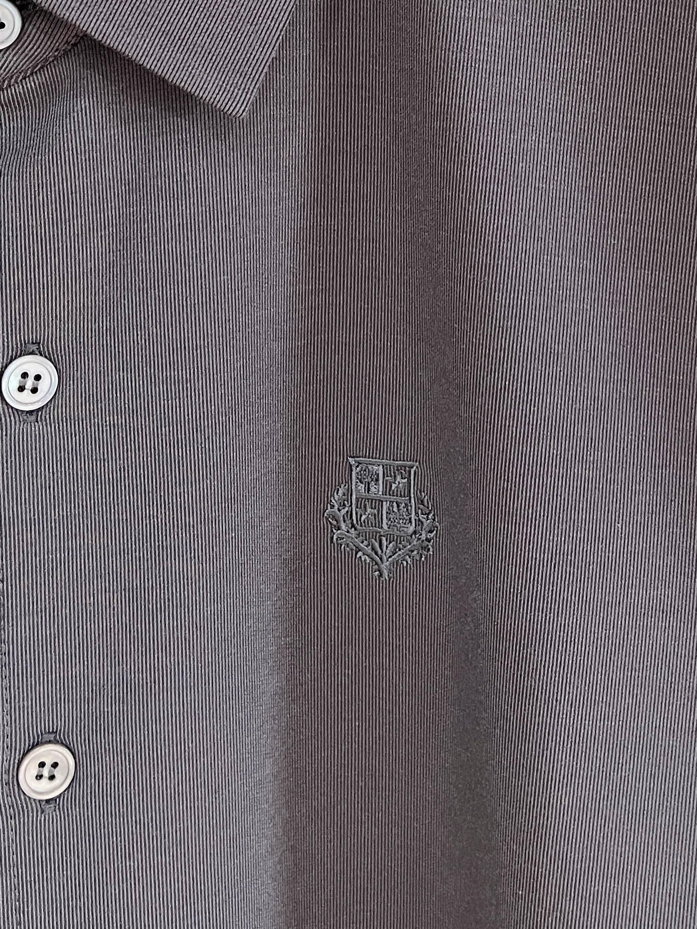 lP🆕、2025新品长袖衬衫，帅气时尚，胸前精致刺绣图案logo，简约百搭款。面料棉 不仅挺括，保持潮流