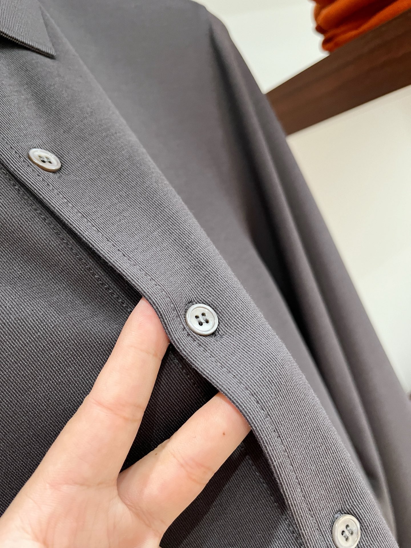 lP🆕、2025新品长袖衬衫，帅气时尚，胸前精致刺绣图案logo，简约百搭款。面料棉 不仅挺括，保持潮流