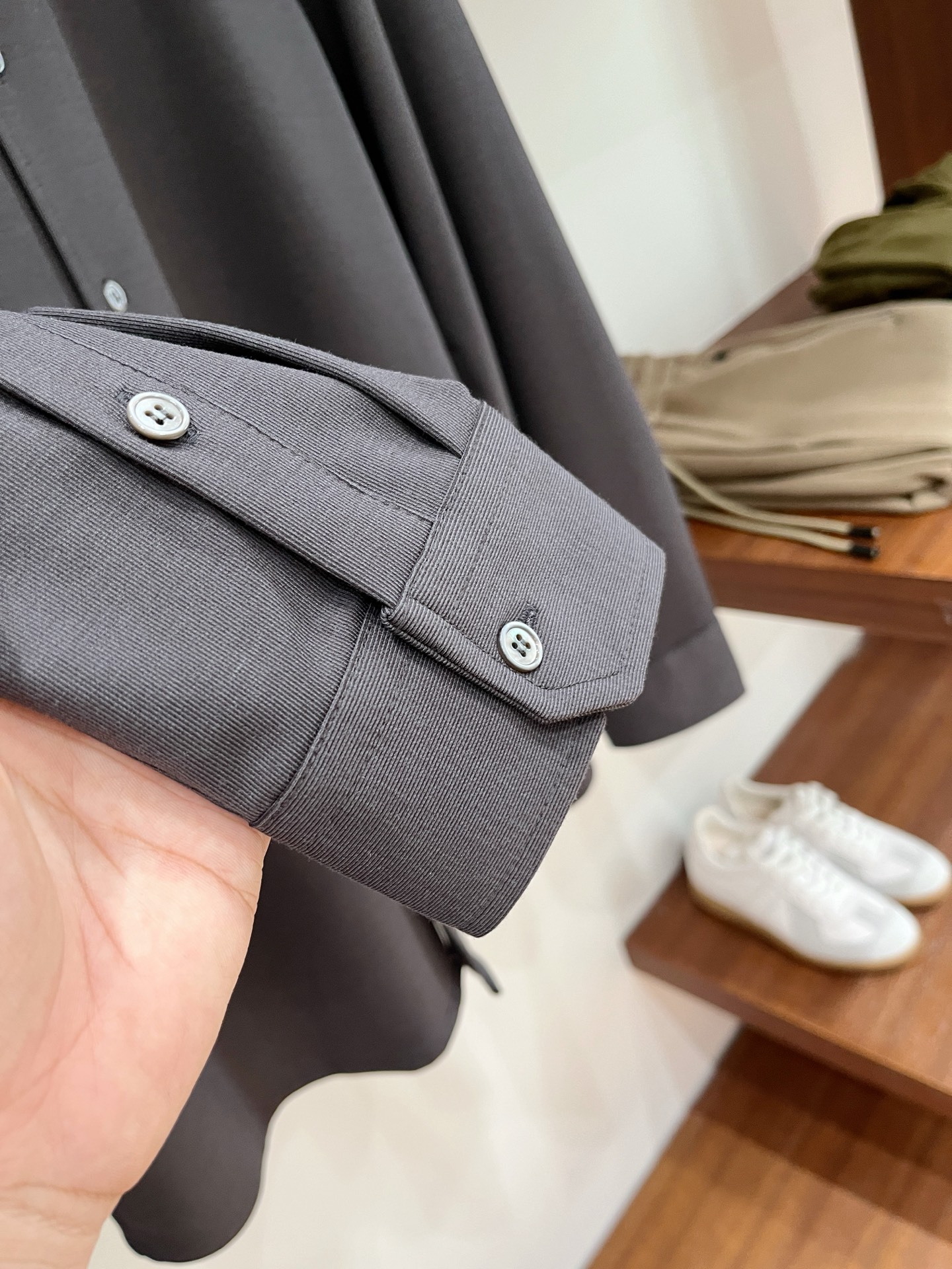 lP🆕、2025新品长袖衬衫，帅气时尚，胸前精致刺绣图案logo，简约百搭款。面料棉 不仅挺括，保持潮流