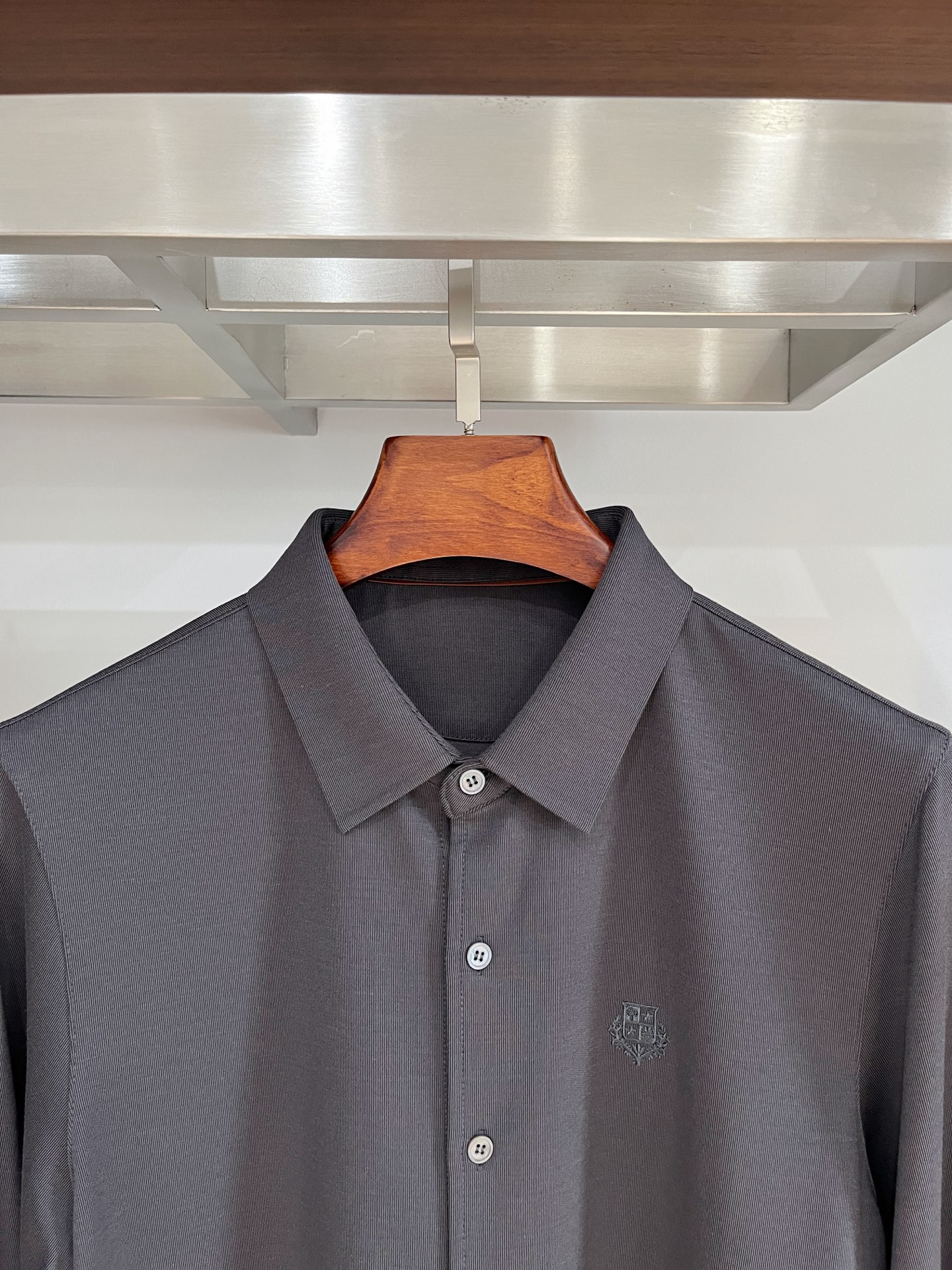 lP🆕、2025新品长袖衬衫，帅气时尚，胸前精致刺绣图案logo，简约百搭款。面料棉 不仅挺括，保持潮流