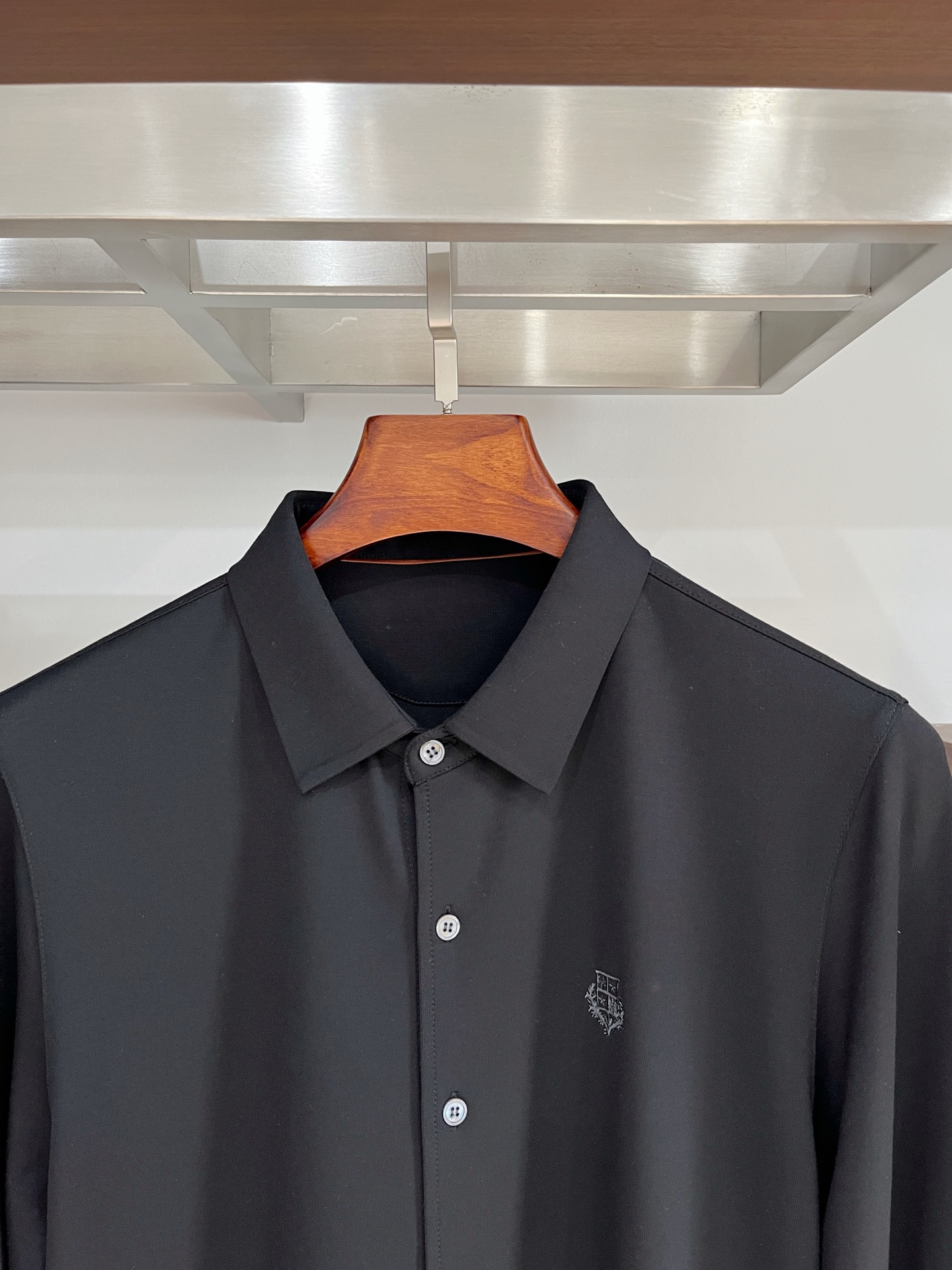 lP🆕、2025新品长袖衬衫，帅气时尚，胸前精致刺绣图案logo，简约百搭款。面料棉 不仅挺括，保持潮流