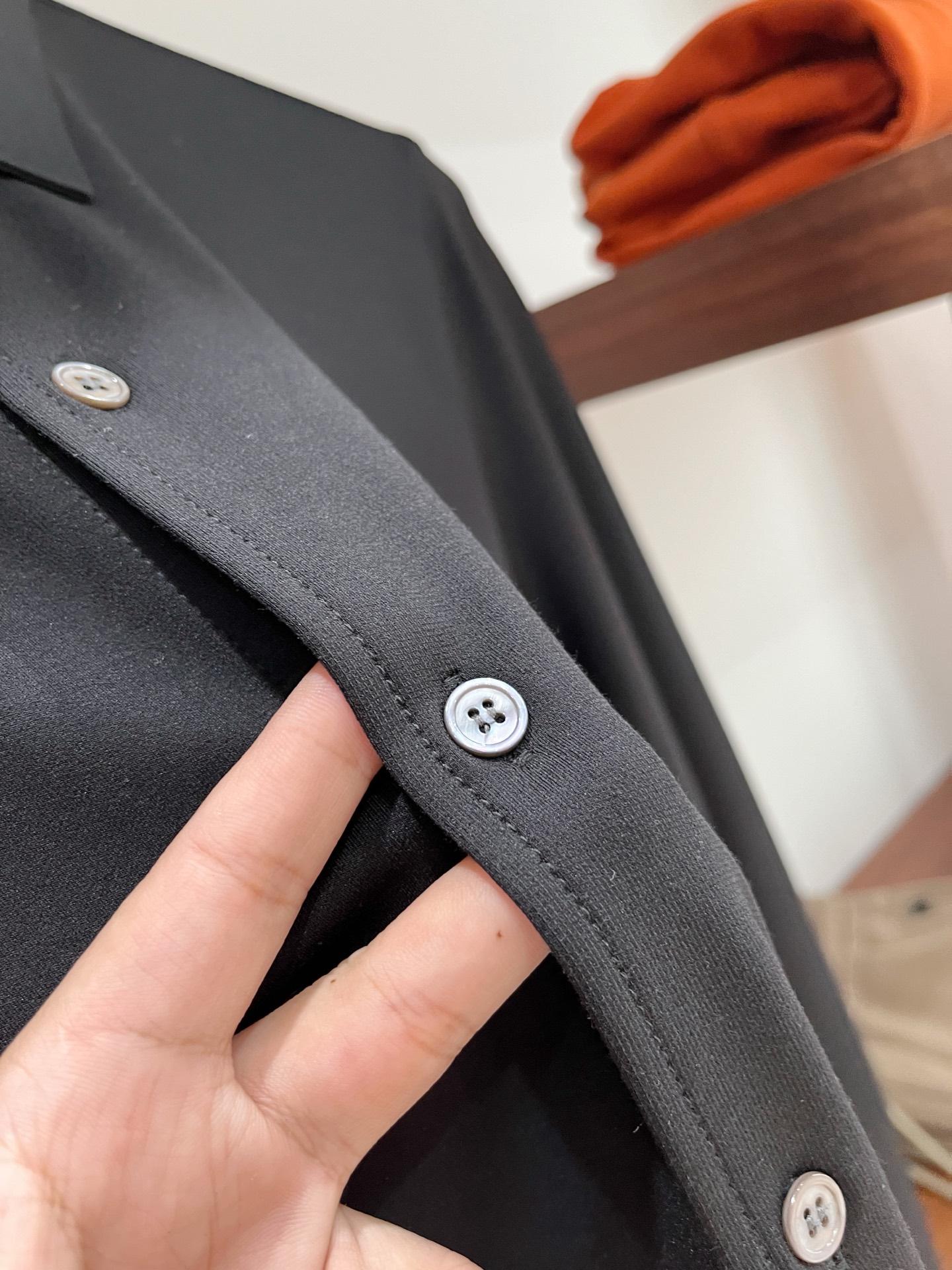 lP🆕、2025新品长袖衬衫，帅气时尚，胸前精致刺绣图案logo，简约百搭款。面料棉 不仅挺括，保持潮流