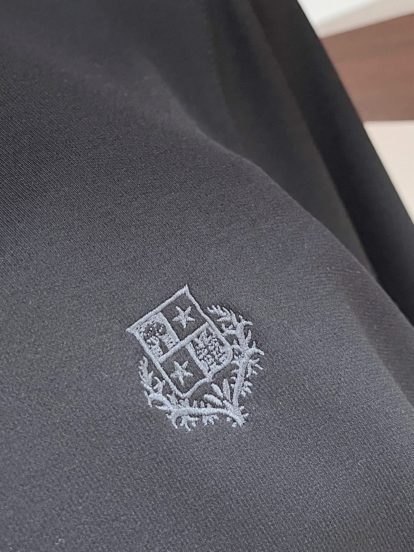 lP🆕、2025新品长袖衬衫，帅气时尚，胸前精致刺绣图案logo，简约百搭款。面料棉 不仅挺括，保持潮流