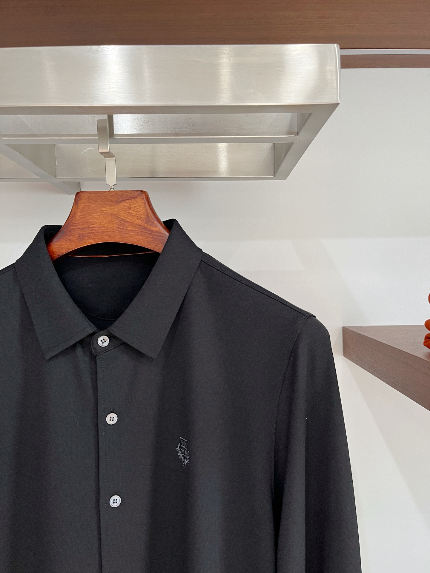 lP🆕、2025新品长袖衬衫，帅气时尚，胸前精致刺绣图案logo，简约百搭款。面料棉 不仅挺括，保持潮流