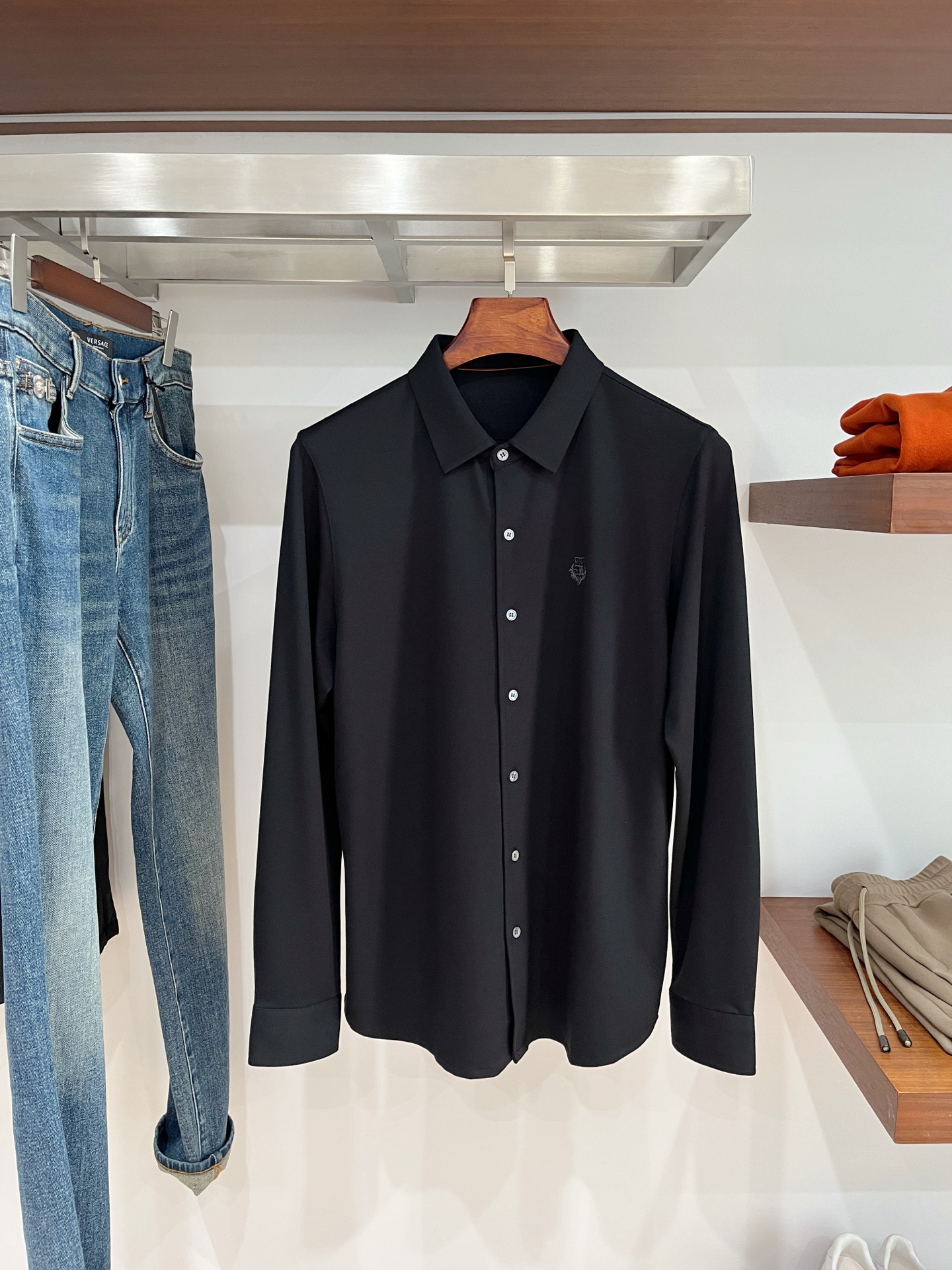 lP🆕、2025新品长袖衬衫，帅气时尚，胸前精致刺绣图案logo，简约百搭款。面料棉 不仅挺括，保持潮流