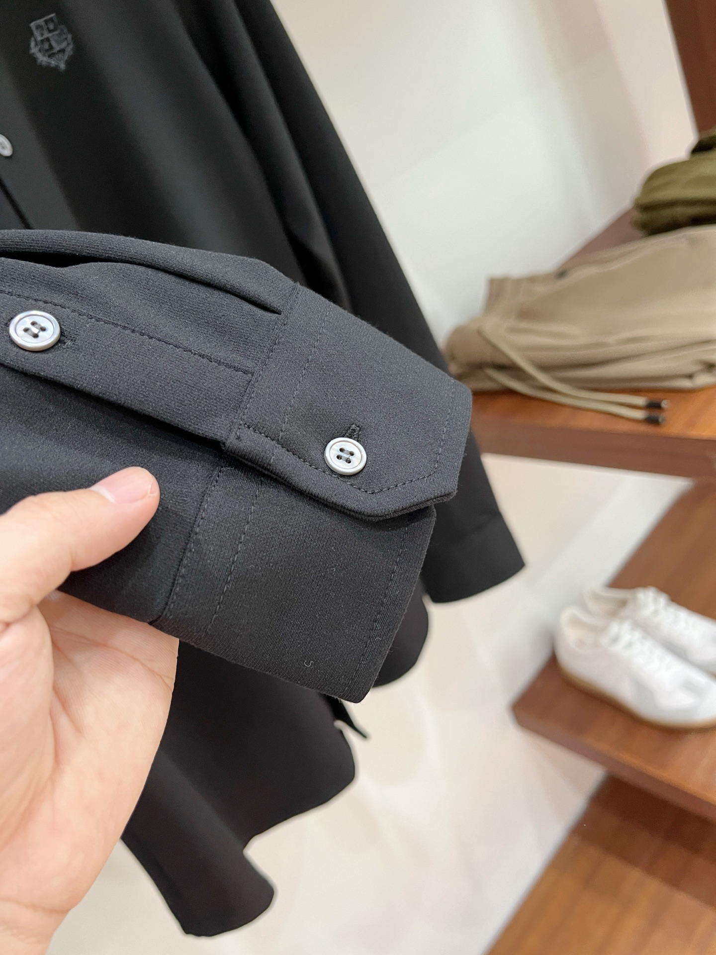 lP🆕、2025新品长袖衬衫，帅气时尚，胸前精致刺绣图案logo，简约百搭款。面料棉 不仅挺括，保持潮流