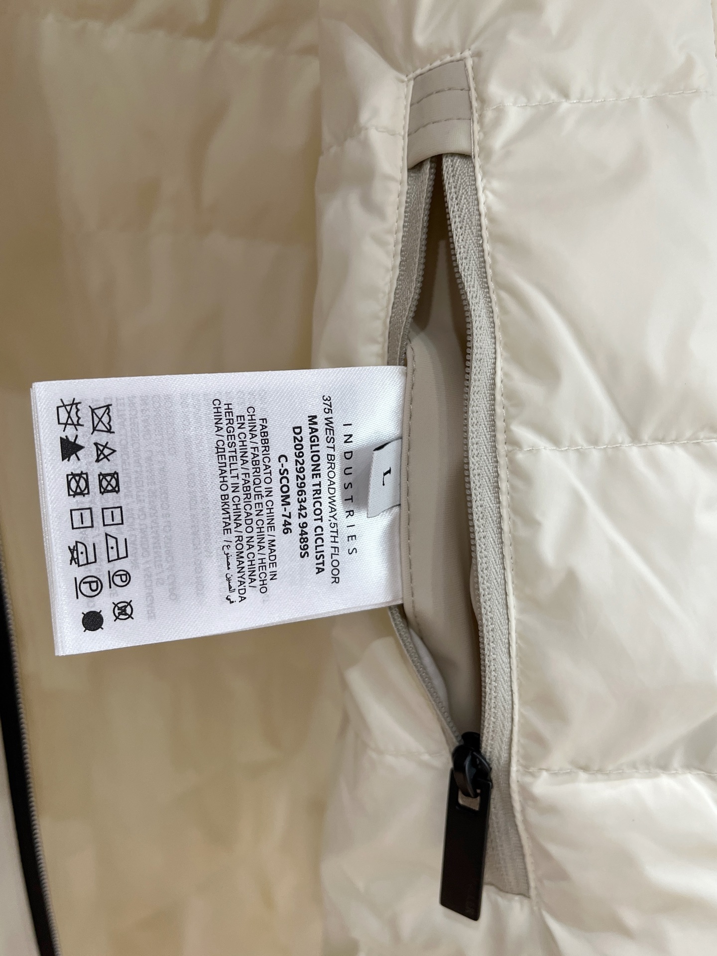 蒙口、2025新品羽绒夹克外套，时尚帅气，简约百搭款，袖口刺绣装饰图案logo，定制原版面料，不仅挺括，