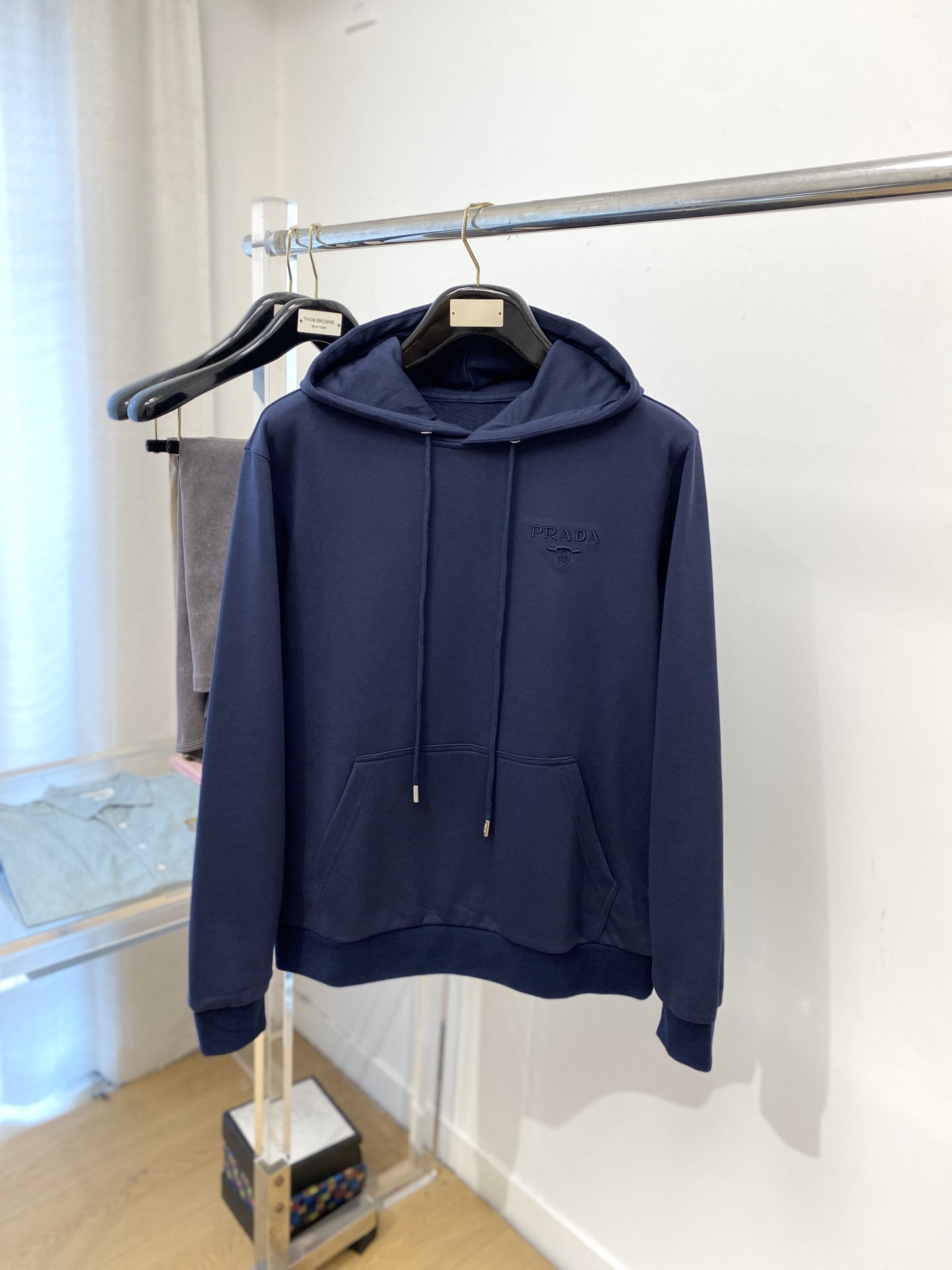 NO:539524,Prada, 2025 new sweatshirt, fashionable and handsome, exquisite embroidered letter pattern logo on the chest, simple and versatile style, customized original fabric, not only crisp, maintains the trendy silhouette, and is comfortable to wear, and the yarn is more delicate, code number M-3XL, prada, hoodie, sweatshirts, alexander wang19860909普拉达、2025新品卫衣,时尚帅气,胸前精致刺绣字母图案logo,简约百搭款,定制原版面料,不仅挺括,保持潮流的廓形,又穿着舒适,纱织更细腻,码数M-3XL,,prada,hoodie,sweatshirts,alexander wang,Men's clothing