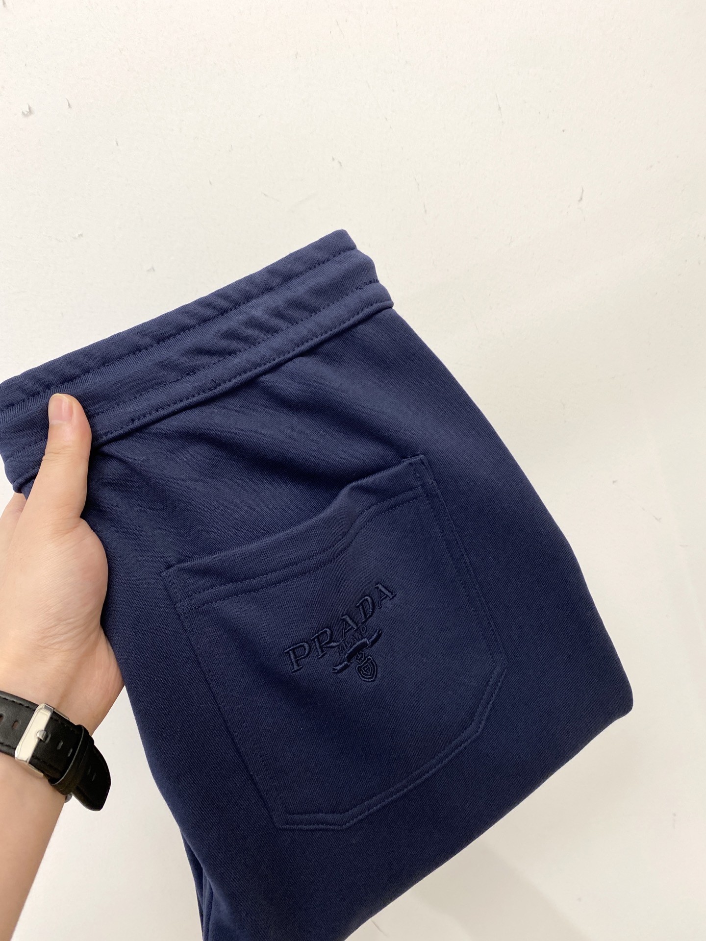 NO:539522,Prada, 2025 hot casual pants, high elasticity and slimming, simple and versatile hot style, fine workmanship, every needle can be seen attentively, many celebrity internet celebrities love the most, lengthen the body proportions!  Micro-spin ^_^Comfortable fabric Details M-3XL, prada, alexander wang19860909普拉达、2025爆款休闲裤 高弹显瘦必爆简约百搭爆款,做工精细,每一针都看得到用心,超多明星网红最爱 拉长身材比例哦！微弹 ^_^舒适面料 细节体码数M-3XL,,prada,alexander wang,Men's clothing