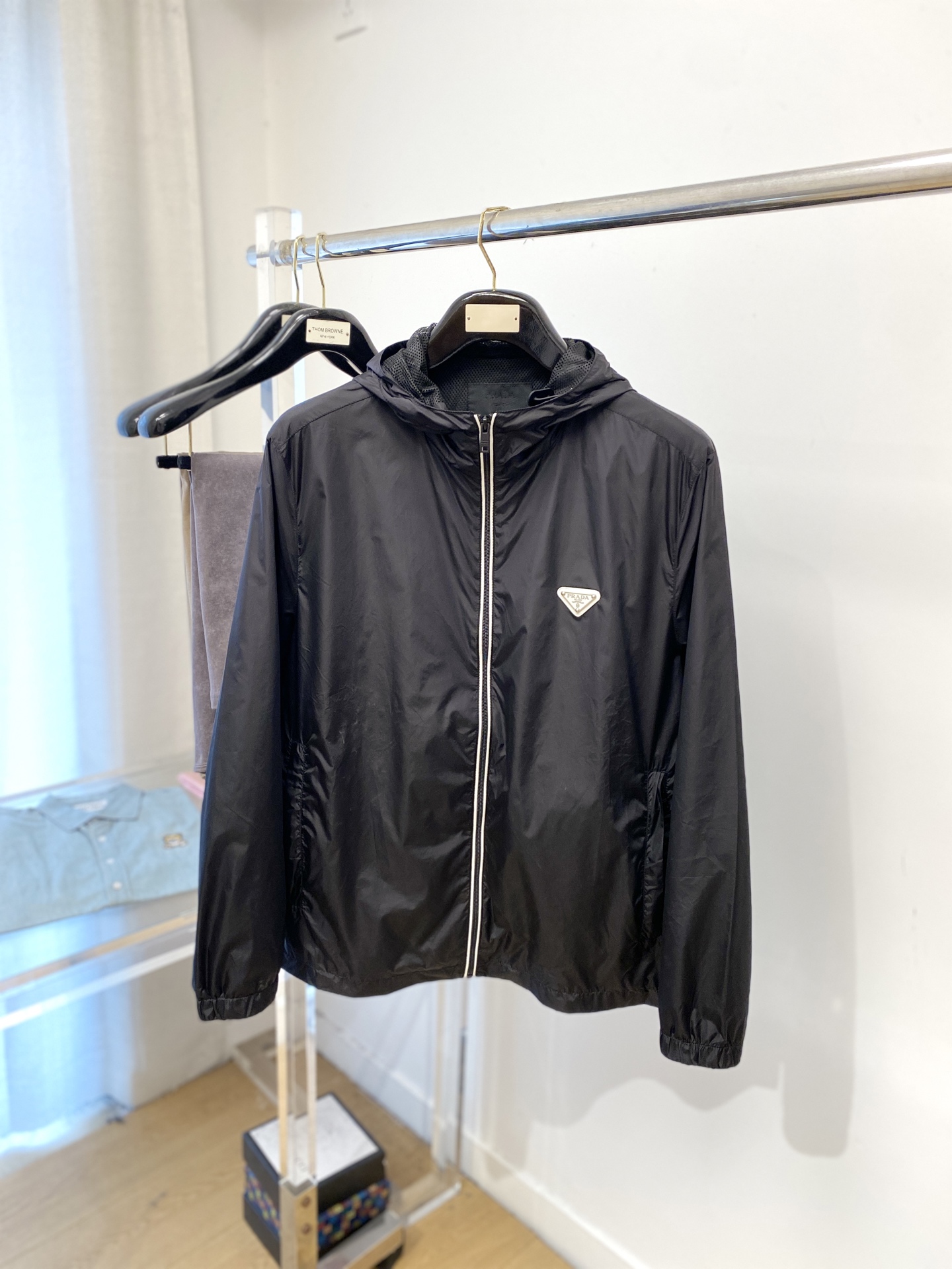 NO:539533,Prada, 2025 new jacket jacket, fashionable and handsome, simple and versatile style, chest hardware decorative triangle logo, customized original fabric, not only crisp, maintains the trendy silhouette, and is comfortable to wear, the yarn weaving is more delicate, the number M-3XL, prada, jackets & coats, jackets & coats, alexander wang19860909普拉达、2025新品夹克外套,时尚帅气,简约百搭款,胸前五金装饰三角标logo,定制原版面料,不仅挺括,保持潮流的廓形,又穿着舒适,纱织更细腻,码数M-3XL,,prada,jackets & coats,jackets & coats,alexander wang,Men's clothing