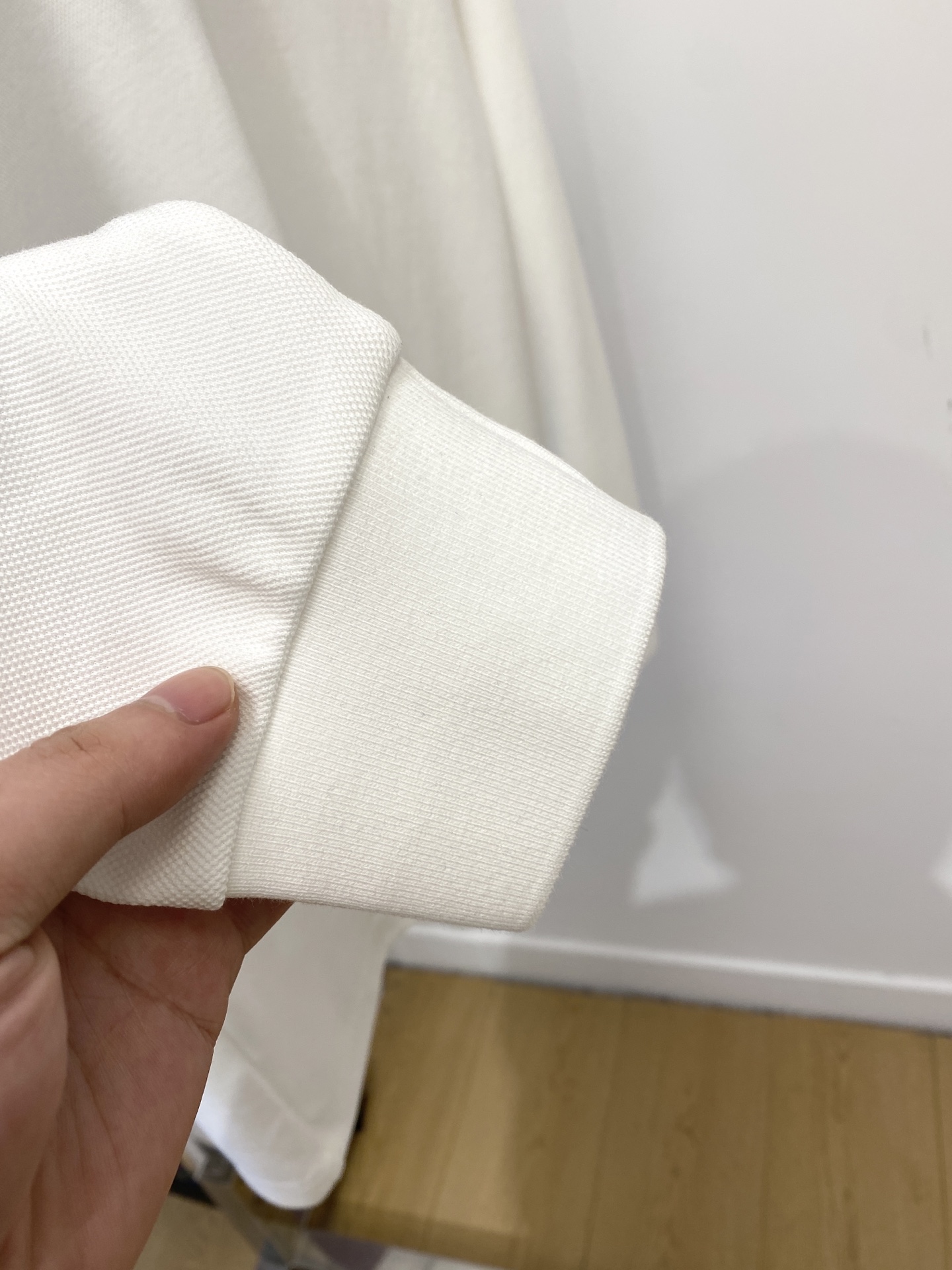 巴宝莉、新品长袖卫衣，帅气时尚，胸前精致刺绣图案logo，简约百搭款。面料棉 不仅挺括，保持潮流的廓形，