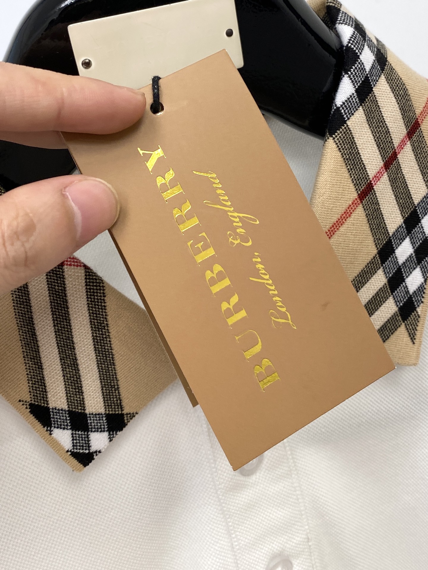 巴宝莉、新品长袖卫衣，帅气时尚，胸前精致刺绣图案logo，简约百搭款。面料棉 不仅挺括，保持潮流的廓形，