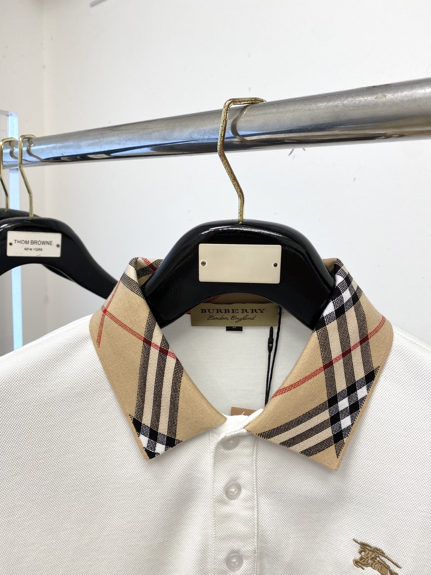 巴宝莉、新品长袖卫衣，帅气时尚，胸前精致刺绣图案logo，简约百搭款。面料棉 不仅挺括，保持潮流的廓形，