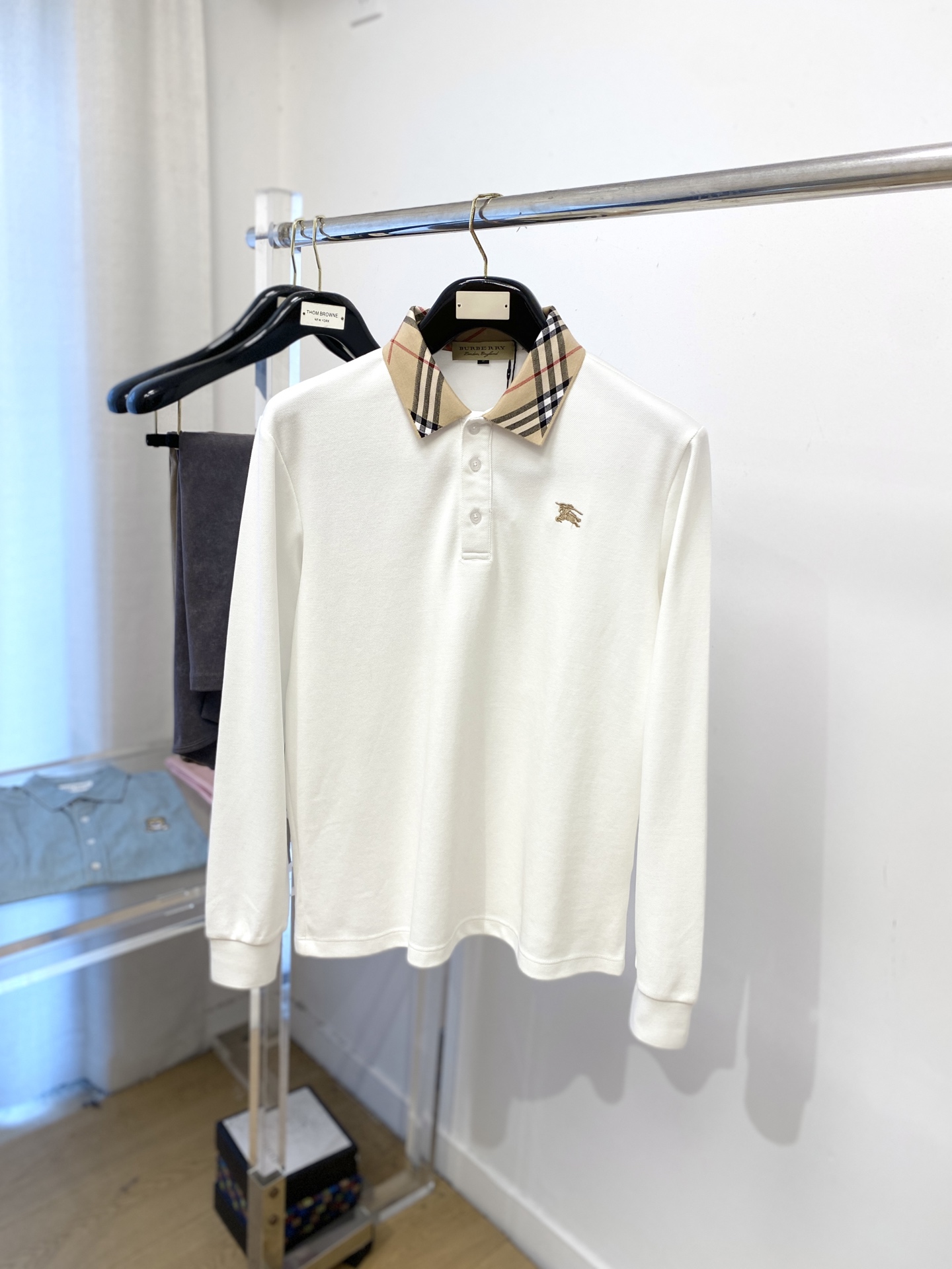 NO:538523,Burberry, 2025 new long-sleeved sweatshirt, handsome and fashionable, exquisite embroidered pattern logo on the chest, simple and versatile style. The fabric cotton is not only crisp, maintains the trendy silhouette, but also comfortable to wear, and the yarn is more delicate, the number M-4XL, burberry, hoodie, sweatshirts, alexander wang19860909巴宝莉、2025新品长袖卫衣,帅气时尚,胸前精致刺绣图案logo,简约百搭款.面料棉 不仅挺括,保持潮流的廓形,又穿着舒适,纱织更细腻,码数M-4XL,,burberry,hoodie,sweatshirts,alexander wang,Men's clothing