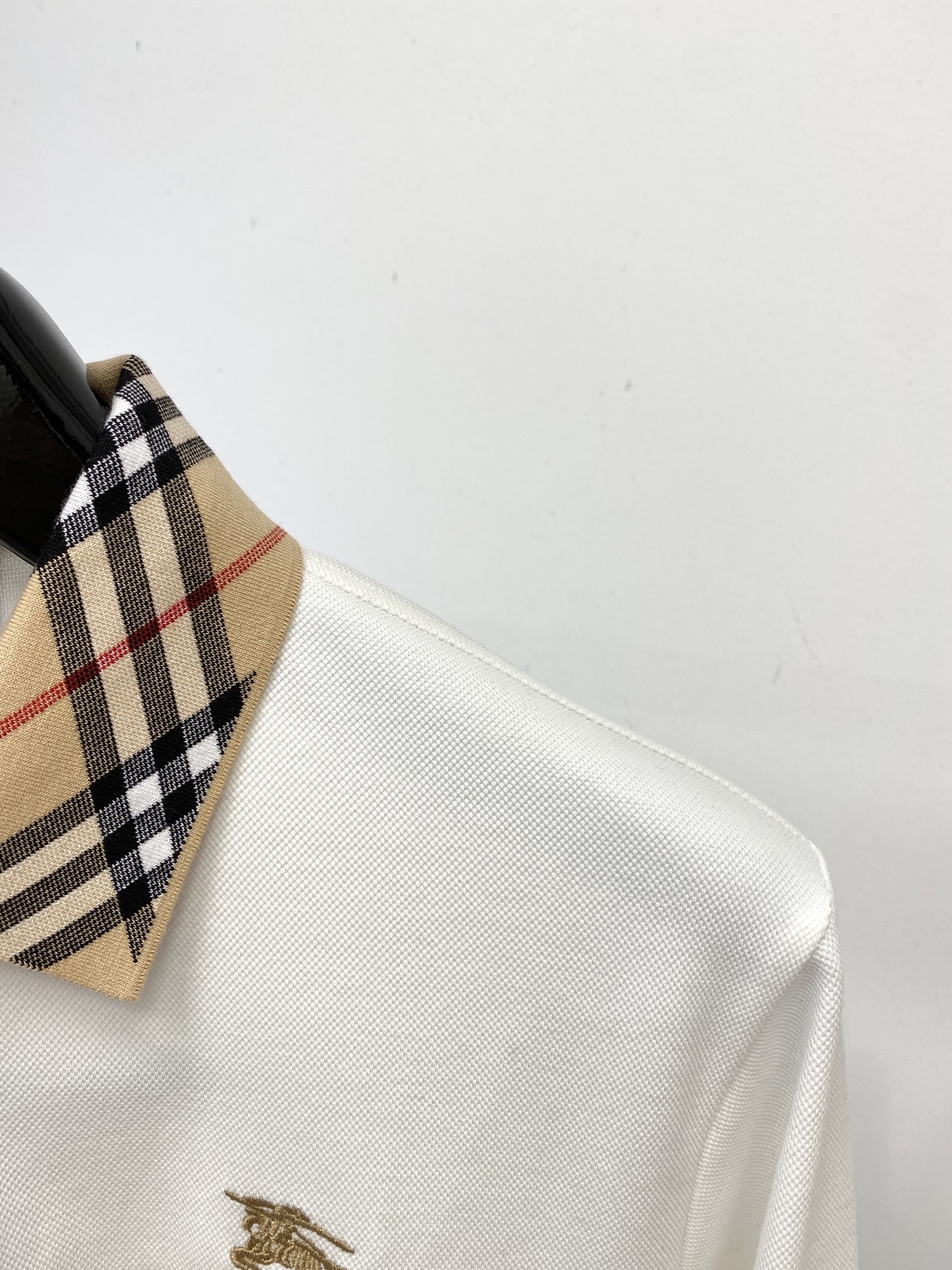 巴宝莉、新品长袖卫衣，帅气时尚，胸前精致刺绣图案logo，简约百搭款。面料棉 不仅挺括，保持潮流的廓形，