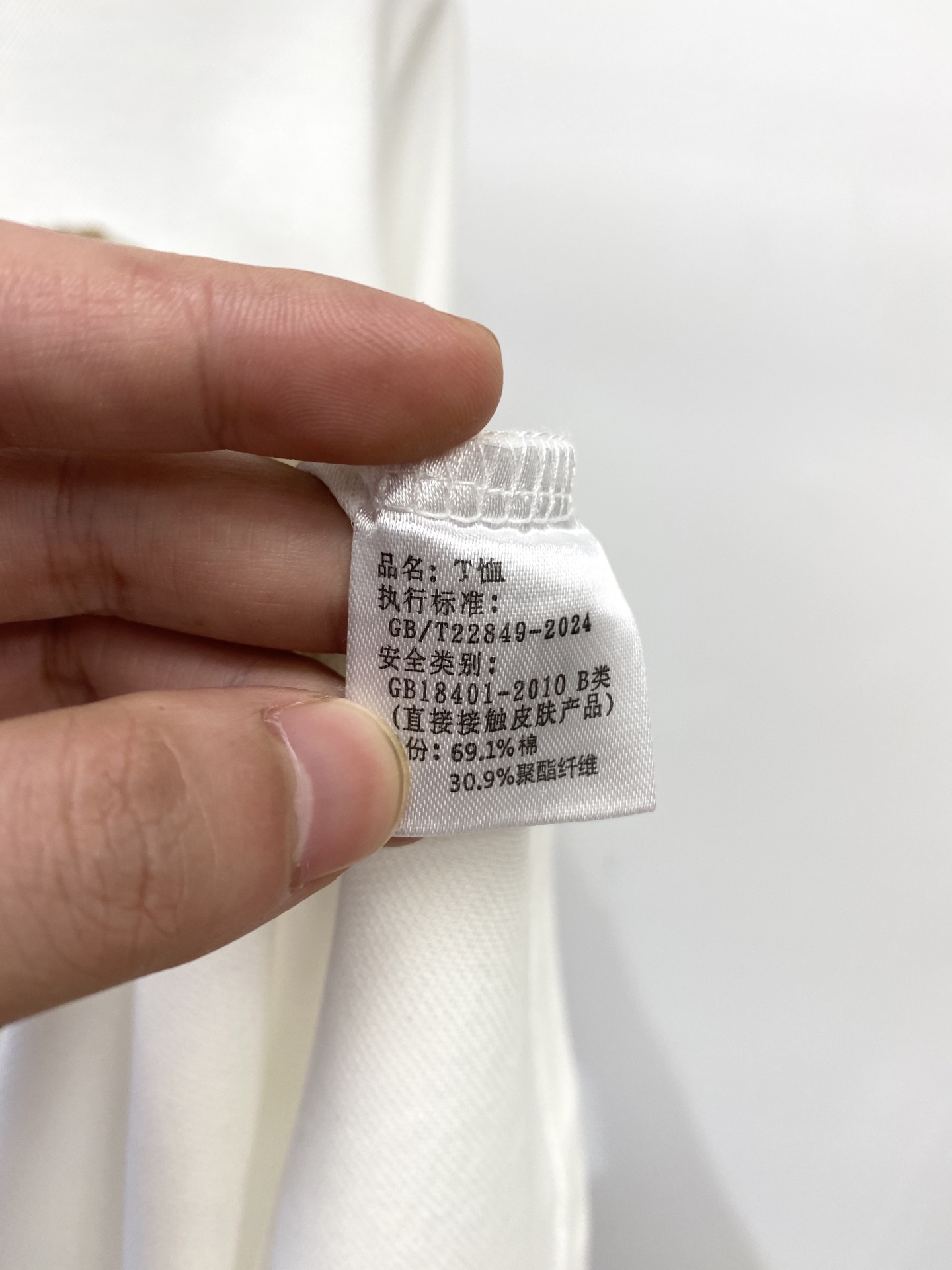 巴宝莉、新品长袖卫衣，帅气时尚，胸前精致刺绣图案logo，简约百搭款。面料棉 不仅挺括，保持潮流的廓形，