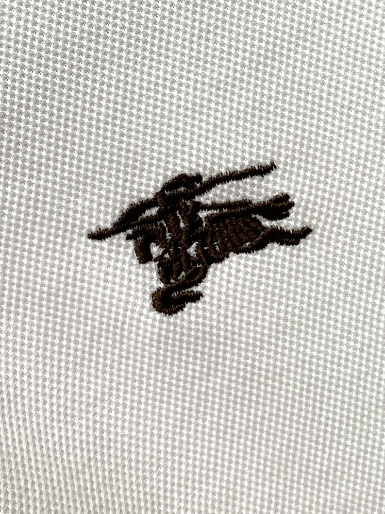 巴宝莉、新品长袖卫衣，帅气时尚，胸前精致刺绣图案logo，简约百搭款。面料棉 不仅挺括，保持潮流的廓形，