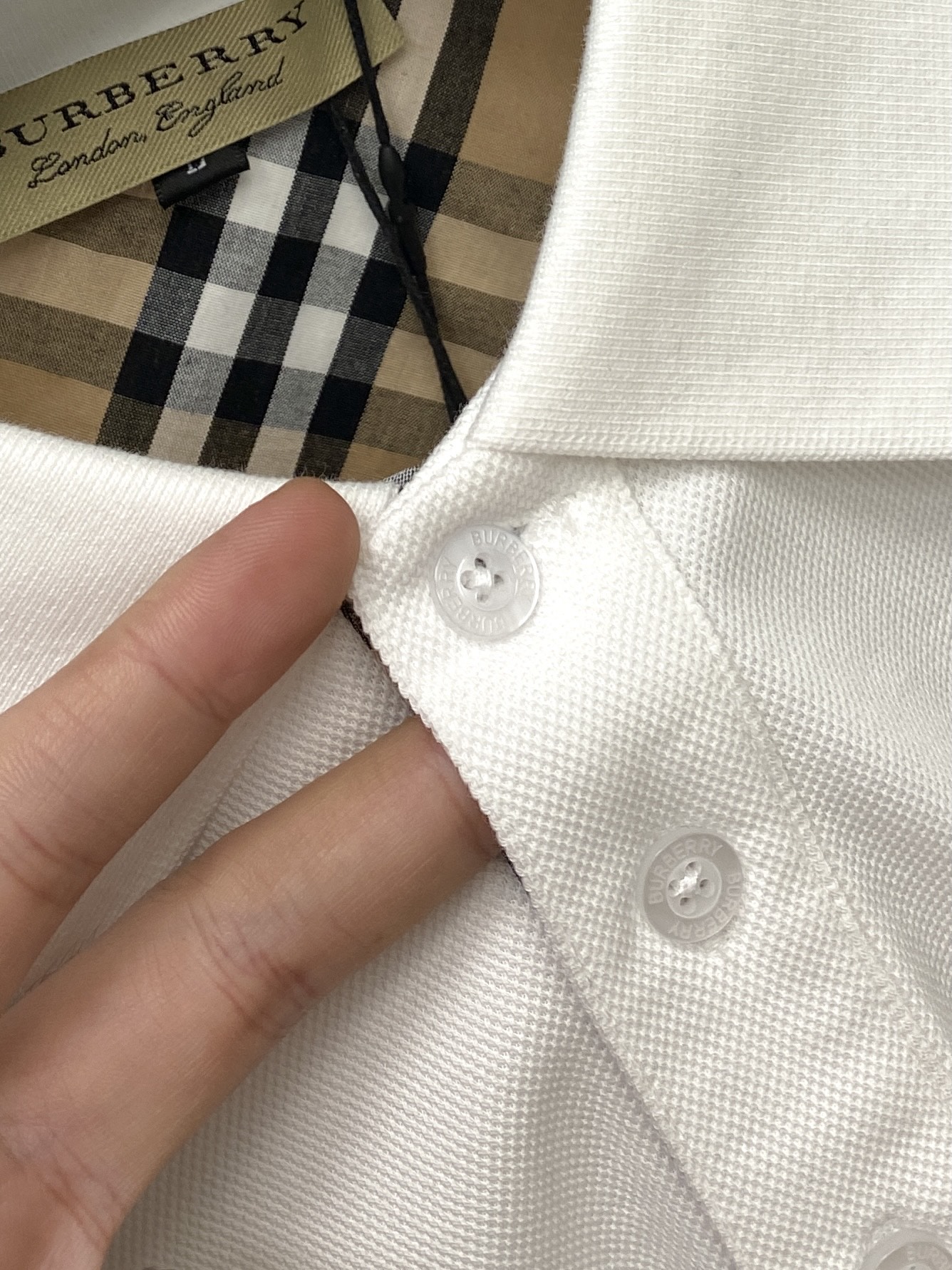 巴宝莉、新品长袖卫衣，帅气时尚，胸前精致刺绣图案logo，简约百搭款。面料棉 不仅挺括，保持潮流的廓形，