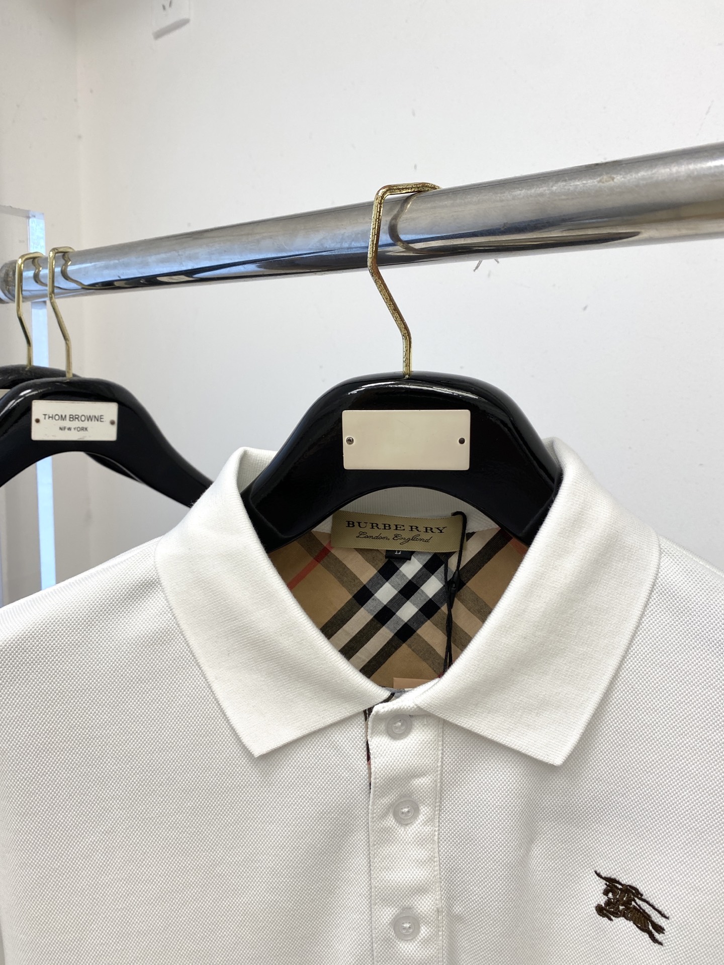 巴宝莉、新品长袖卫衣，帅气时尚，胸前精致刺绣图案logo，简约百搭款。面料棉 不仅挺括，保持潮流的廓形，