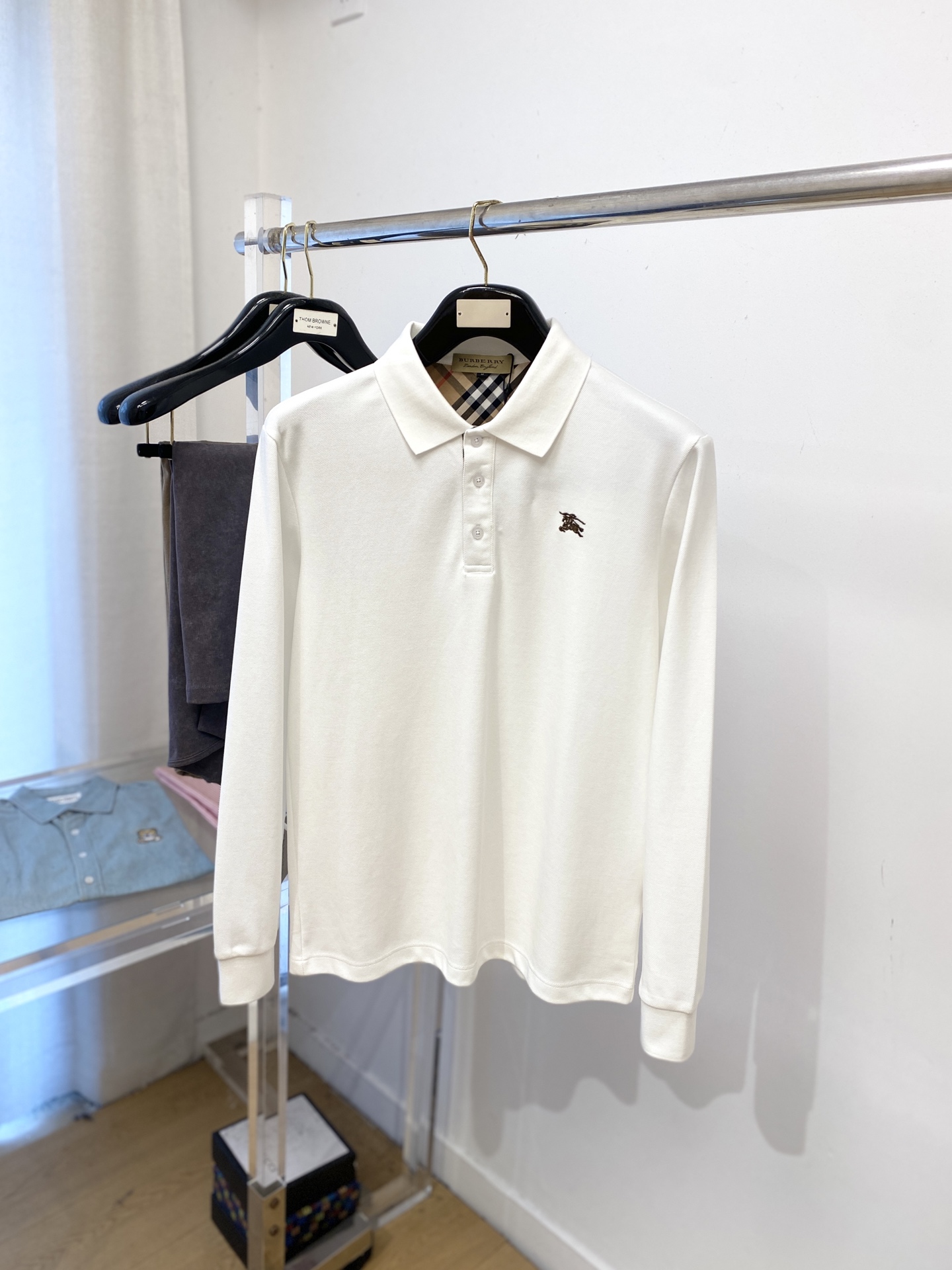 巴宝莉、新品长袖卫衣，帅气时尚，胸前精致刺绣图案logo，简约百搭款。面料棉 不仅挺括，保持潮流的廓形，