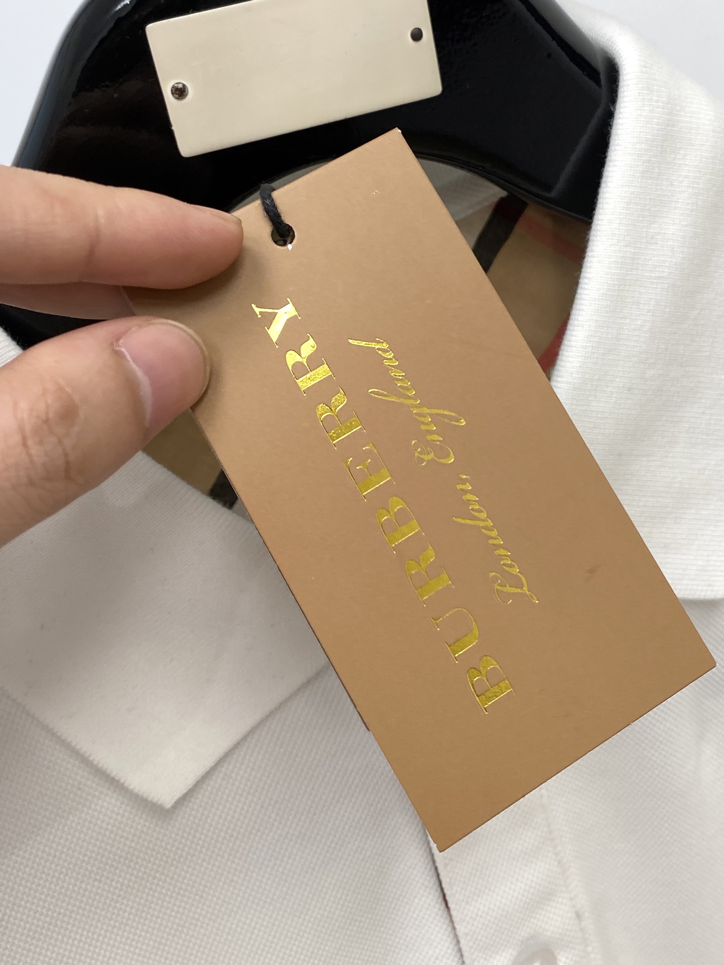 巴宝莉、新品长袖卫衣，帅气时尚，胸前精致刺绣图案logo，简约百搭款。面料棉 不仅挺括，保持潮流的廓形，