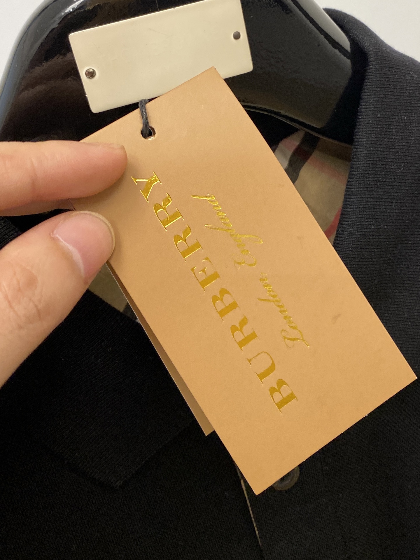 巴宝莉、新品长袖卫衣，帅气时尚，胸前精致刺绣图案logo，简约百搭款。面料棉 不仅挺括，保持潮流的廓形，