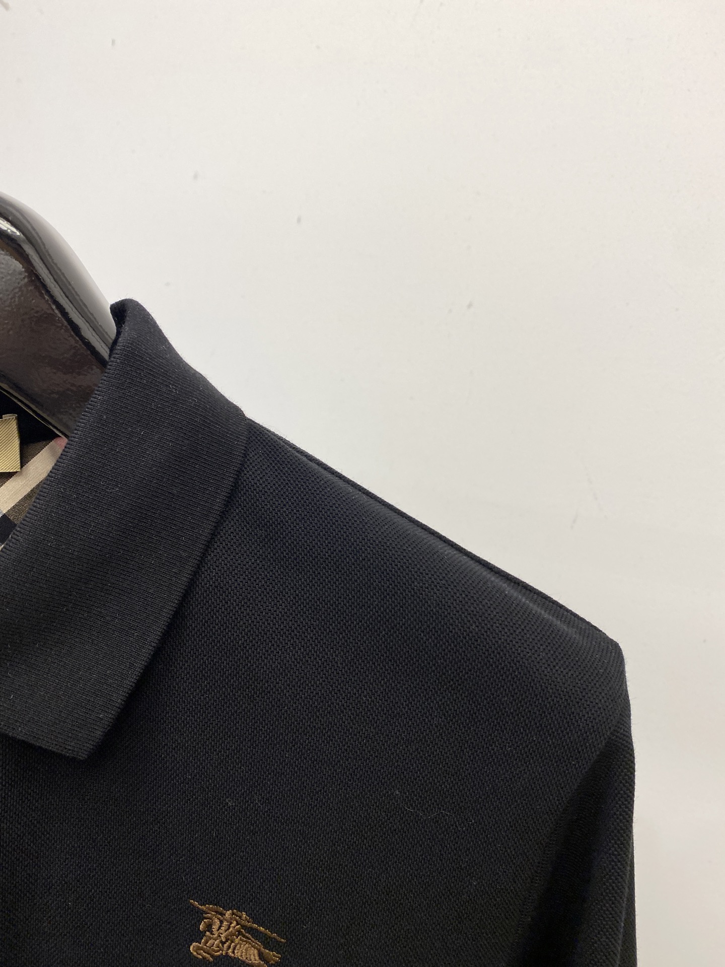 巴宝莉、新品长袖卫衣，帅气时尚，胸前精致刺绣图案logo，简约百搭款。面料棉 不仅挺括，保持潮流的廓形，