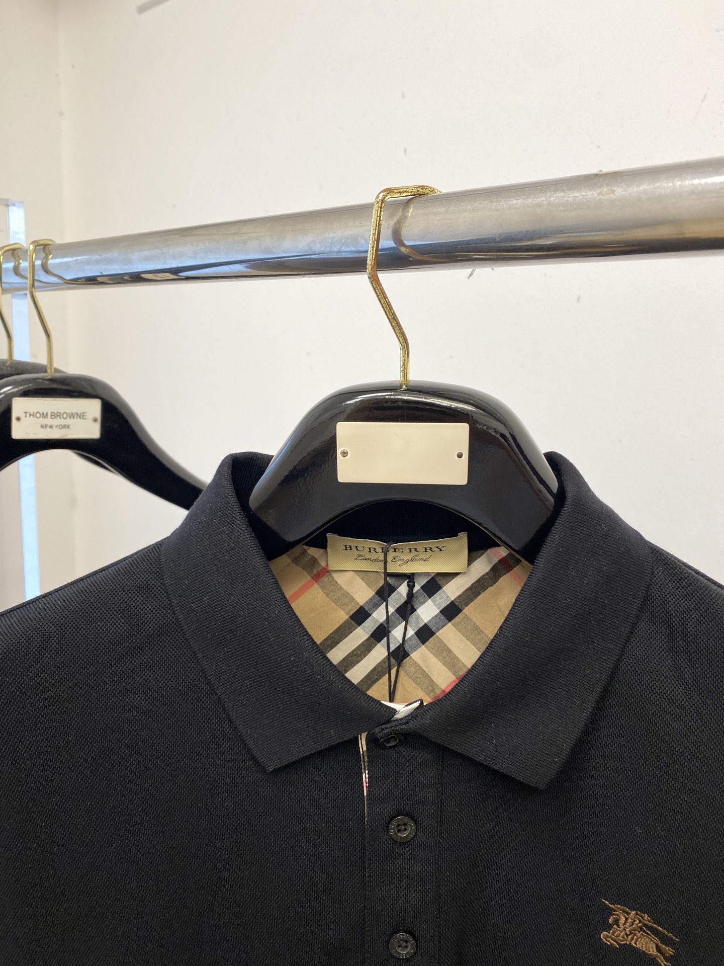 巴宝莉、新品长袖卫衣，帅气时尚，胸前精致刺绣图案logo，简约百搭款。面料棉 不仅挺括，保持潮流的廓形，