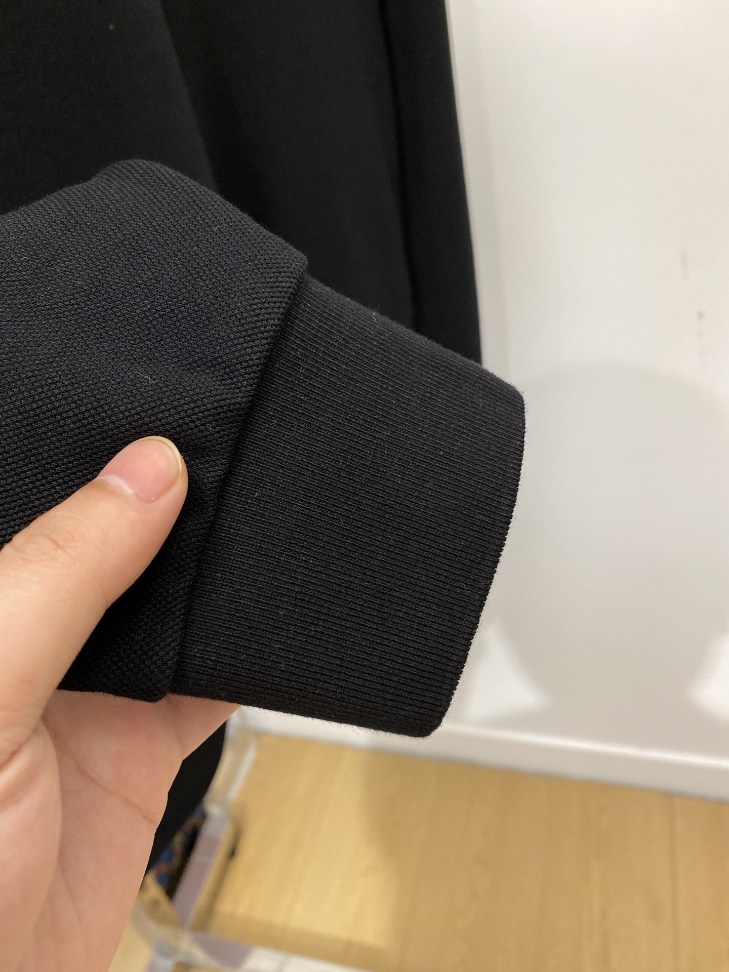 巴宝莉、新品长袖卫衣，帅气时尚，胸前精致刺绣图案logo，简约百搭款。面料棉 不仅挺括，保持潮流的廓形，