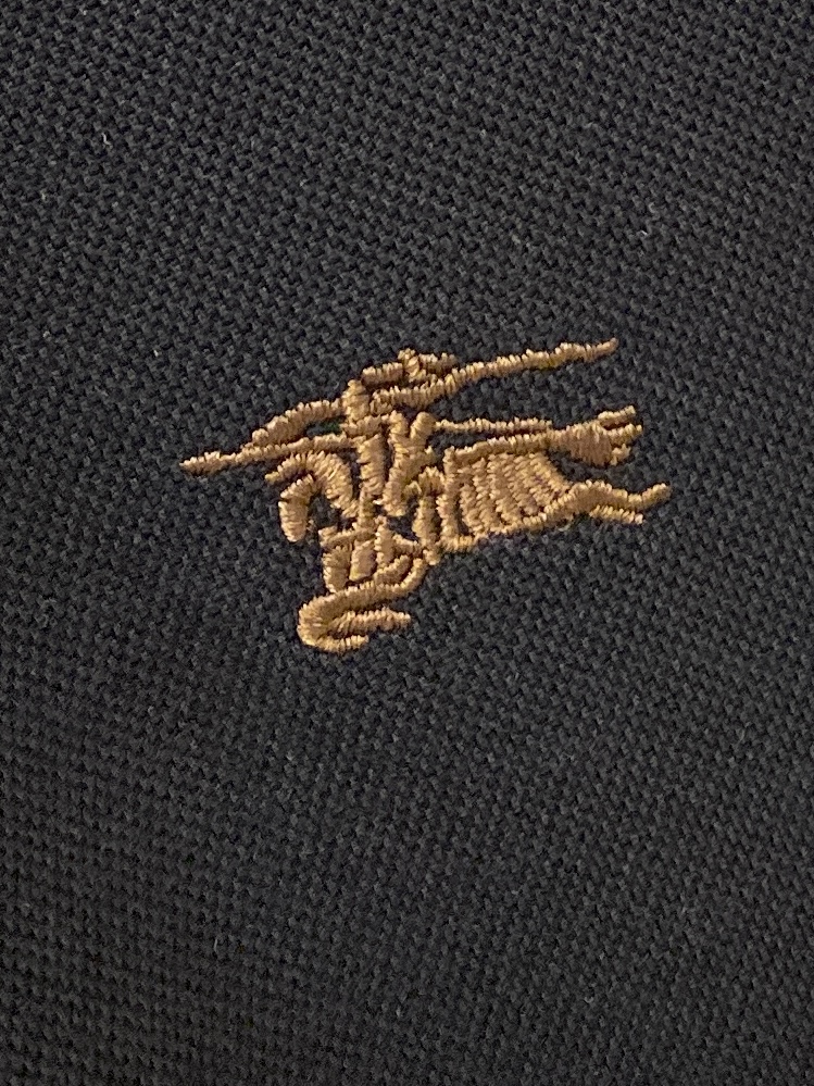 巴宝莉、新品长袖卫衣，帅气时尚，胸前精致刺绣图案logo，简约百搭款。面料棉 不仅挺括，保持潮流的廓形，