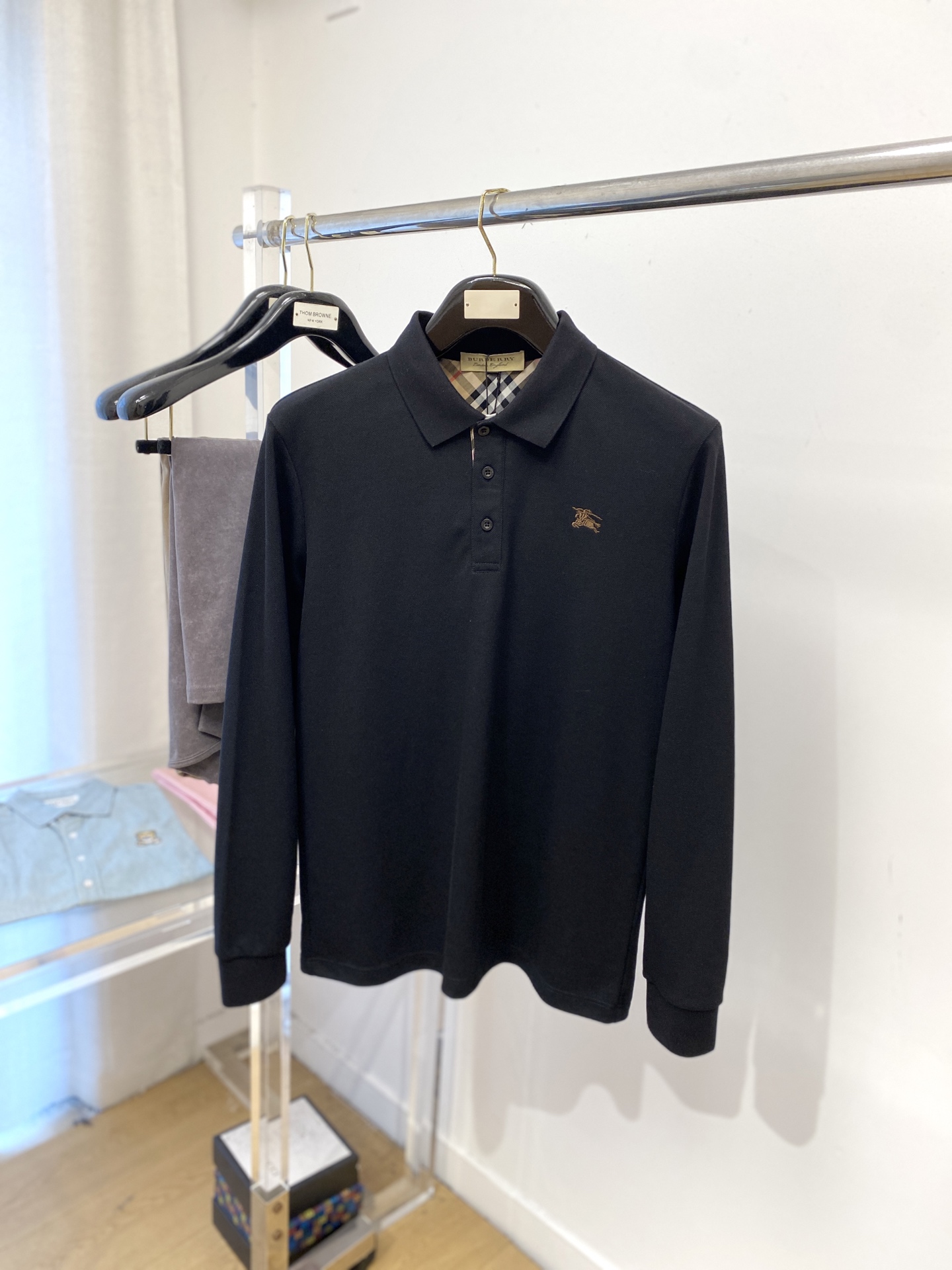 巴宝莉、新品长袖卫衣，帅气时尚，胸前精致刺绣图案logo，简约百搭款。面料棉 不仅挺括，保持潮流的廓形，