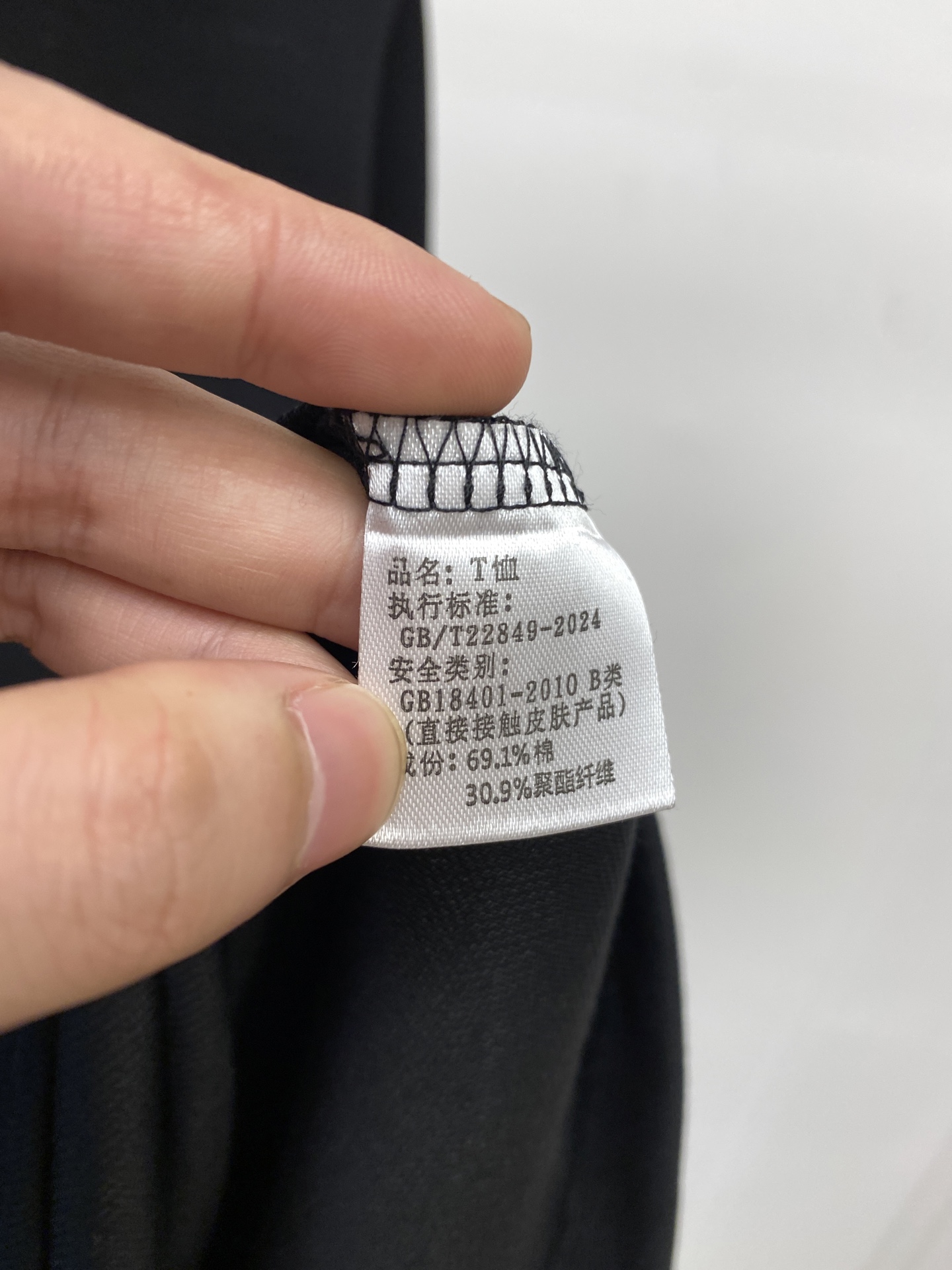 巴宝莉、新品长袖卫衣，帅气时尚，胸前精致刺绣图案logo，简约百搭款。面料棉 不仅挺括，保持潮流的廓形，