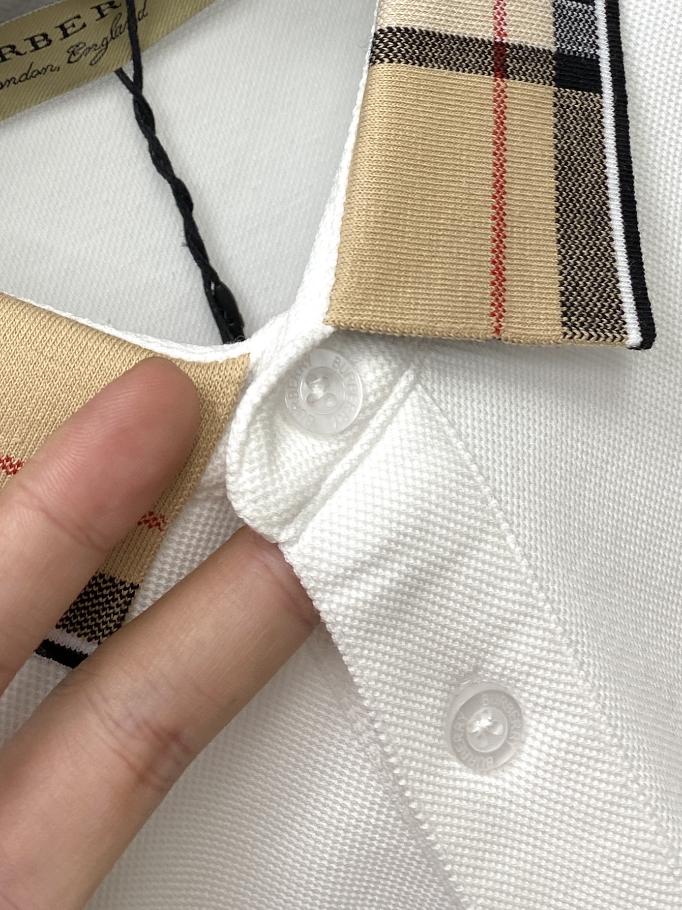 巴宝莉、新品长袖卫衣，帅气时尚，胸前顶级凹凸印胶图案logo，简约百搭款。面料棉 不仅挺括，保持潮流的廓