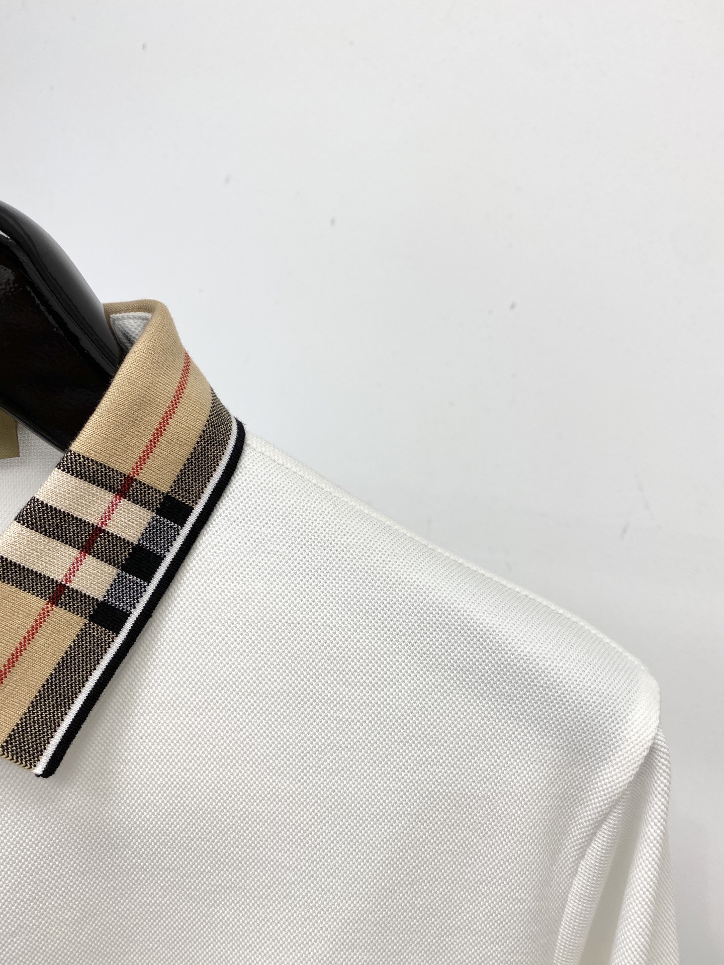 巴宝莉、新品长袖卫衣，帅气时尚，胸前顶级凹凸印胶图案logo，简约百搭款。面料棉 不仅挺括，保持潮流的廓