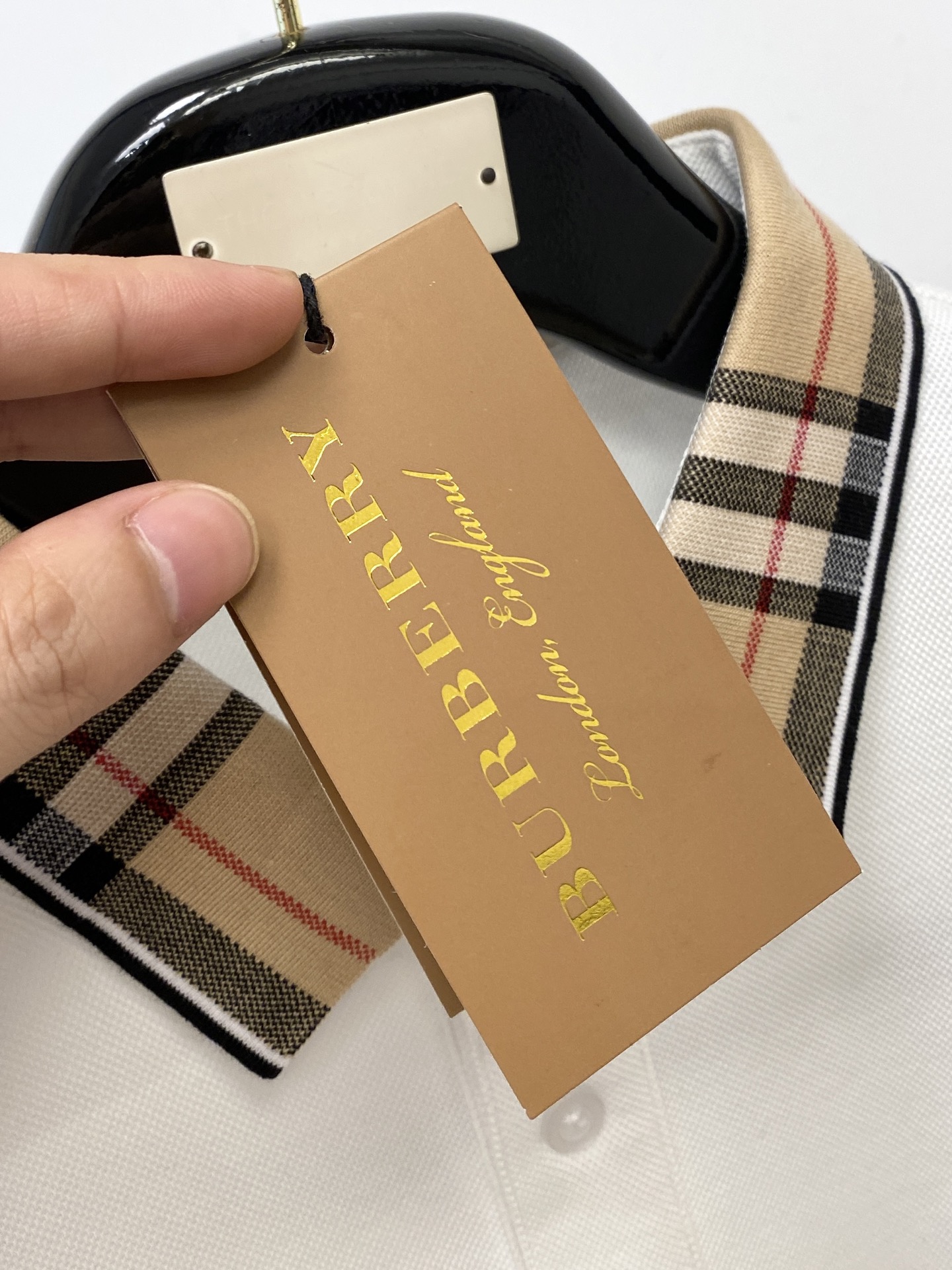 巴宝莉、新品长袖卫衣，帅气时尚，胸前顶级凹凸印胶图案logo，简约百搭款。面料棉 不仅挺括，保持潮流的廓