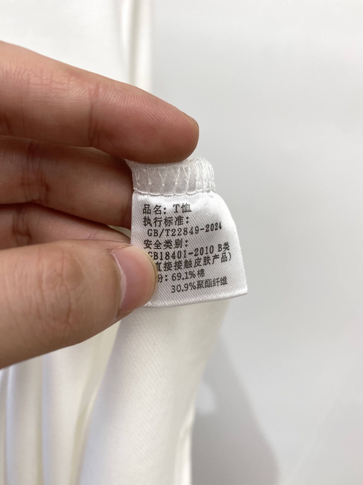 巴宝莉、新品长袖卫衣，帅气时尚，胸前顶级凹凸印胶图案logo，简约百搭款。面料棉 不仅挺括，保持潮流的廓