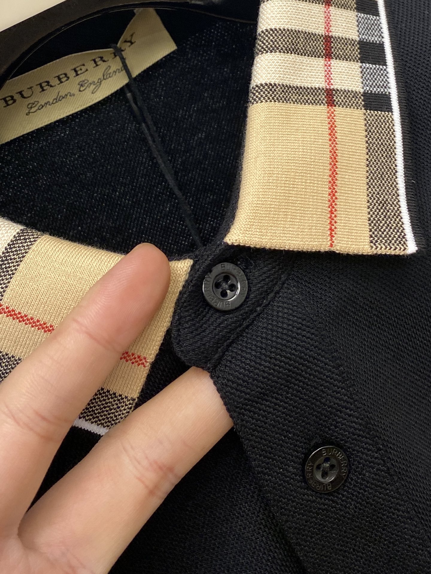 巴宝莉、新品长袖卫衣，帅气时尚，胸前顶级凹凸印胶图案logo，简约百搭款。面料棉 不仅挺括，保持潮流的廓