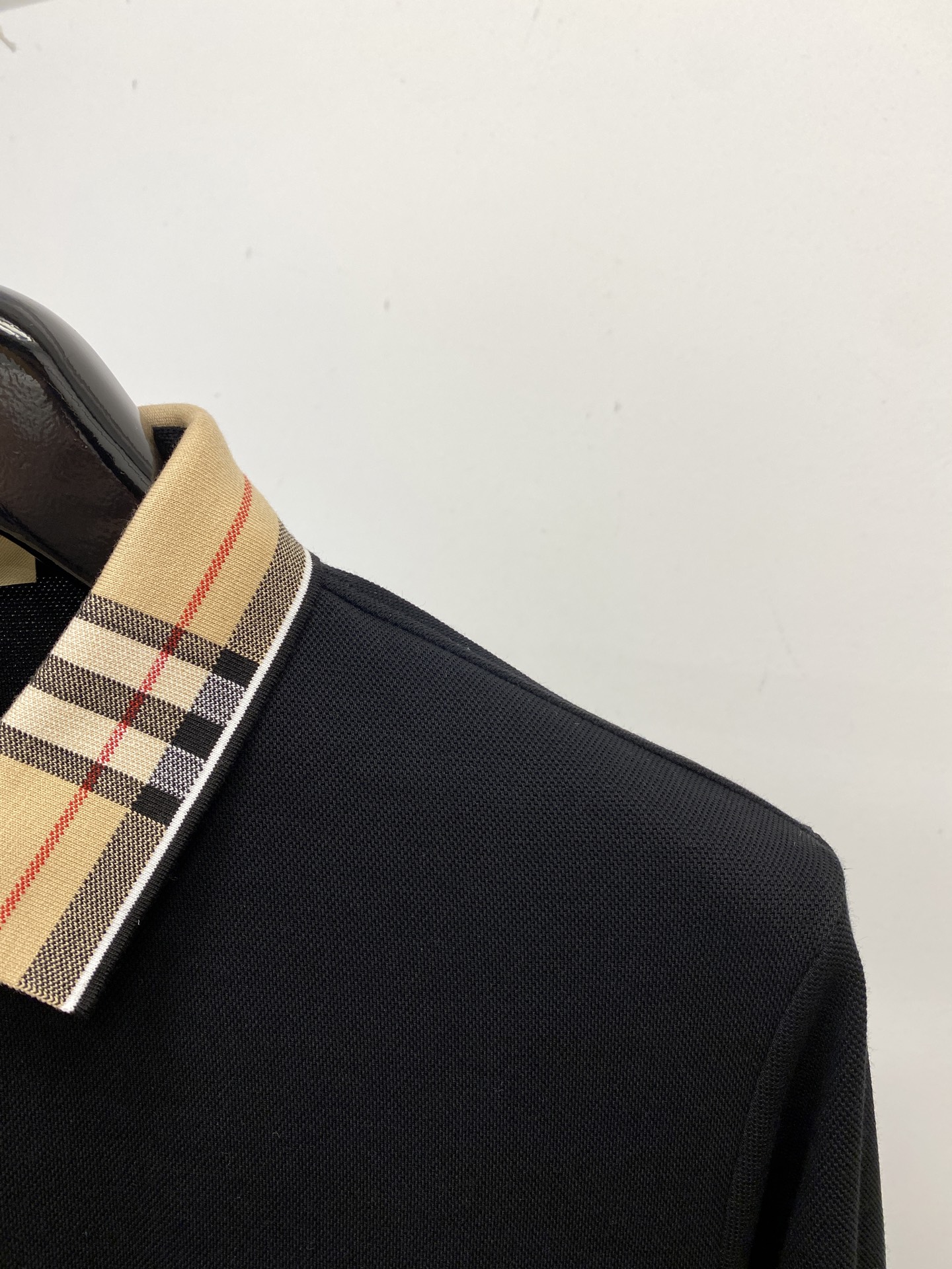 巴宝莉、新品长袖卫衣，帅气时尚，胸前顶级凹凸印胶图案logo，简约百搭款。面料棉 不仅挺括，保持潮流的廓