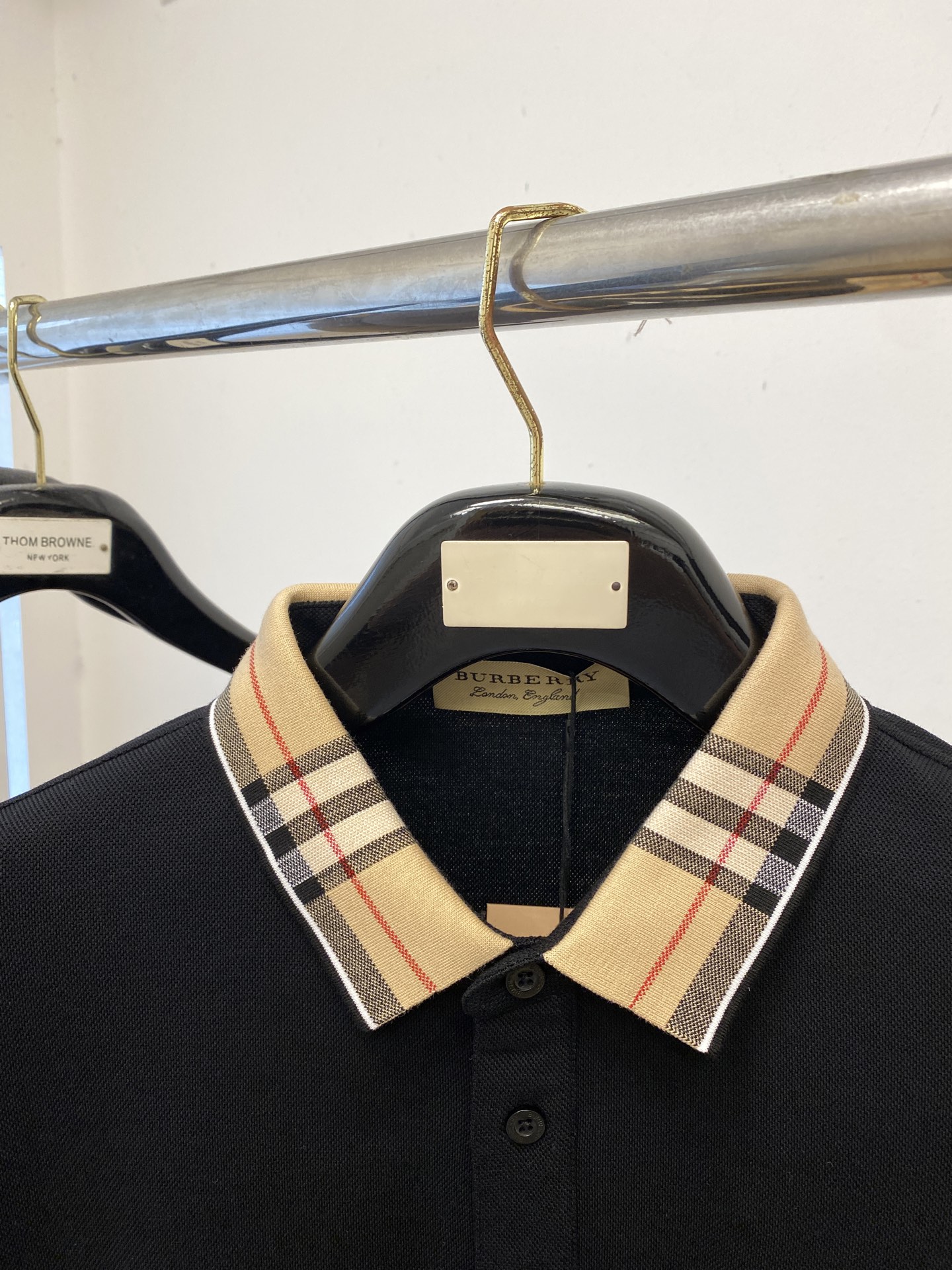 巴宝莉、新品长袖卫衣，帅气时尚，胸前顶级凹凸印胶图案logo，简约百搭款。面料棉 不仅挺括，保持潮流的廓